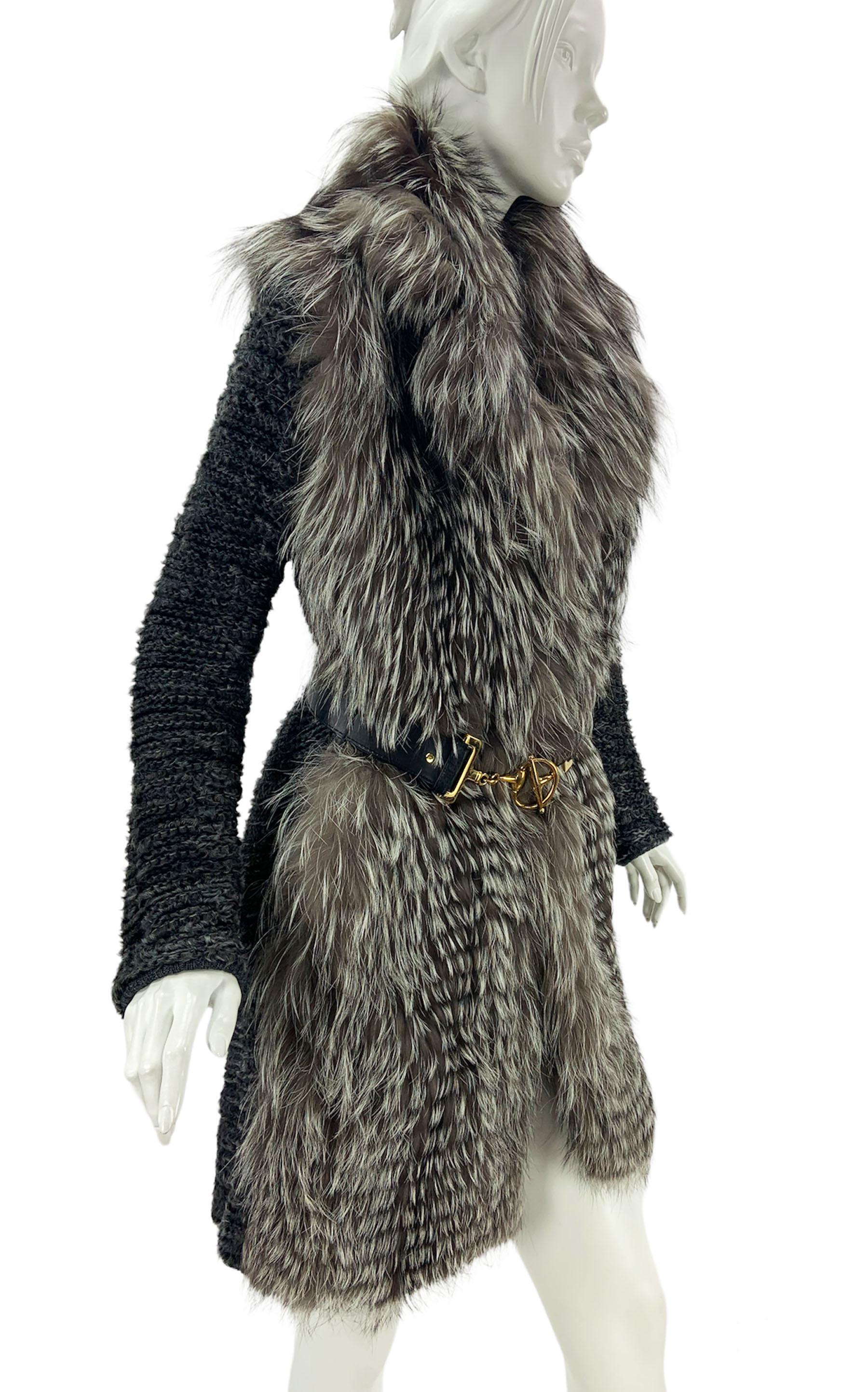 Cardigan long italien Gucci en agneau de renard argenté gris foncé avec ceinture, taille 42 en vente 1