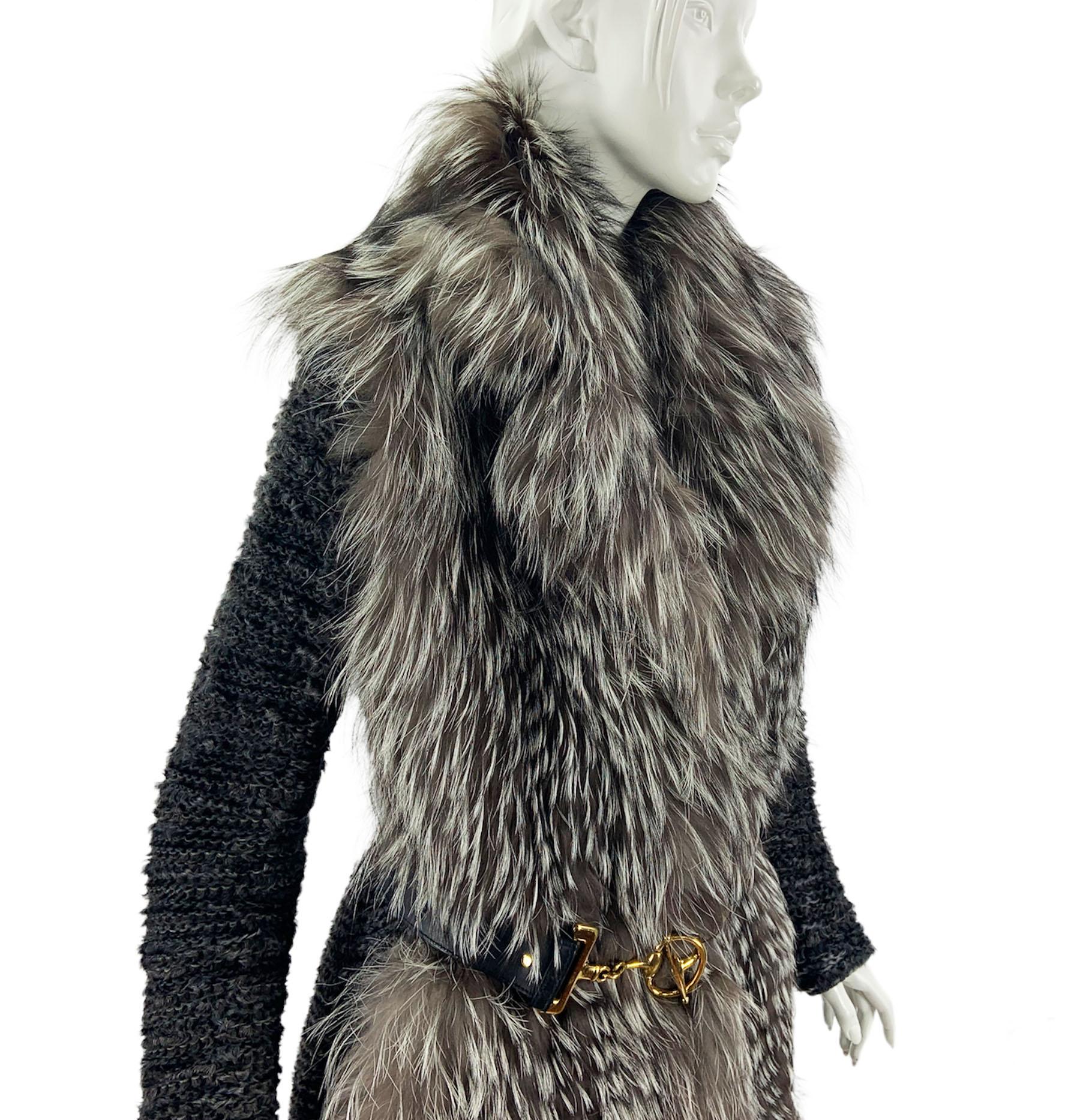 Cardigan long italien Gucci en agneau de renard argenté gris foncé avec ceinture, taille 42 en vente 2