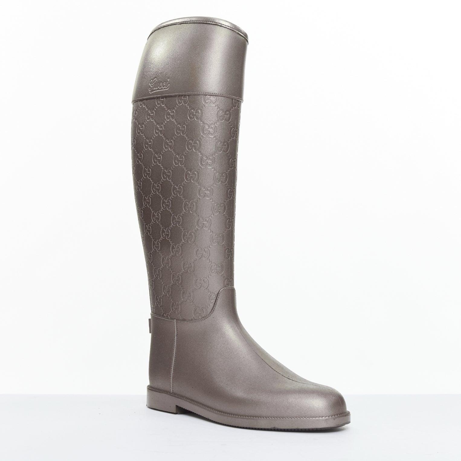 Bottes de pluie hautes et plates en caoutchouc avec logo GG argenté EU36
Référence : ANWU/A01333
Marque : Gucci
Matière : Caoutchouc
Couleur : Argent
Motif : Monogramme
Fermeture : Slip On
Doublure : Tissu noir
Détails supplémentaires : Monogramme