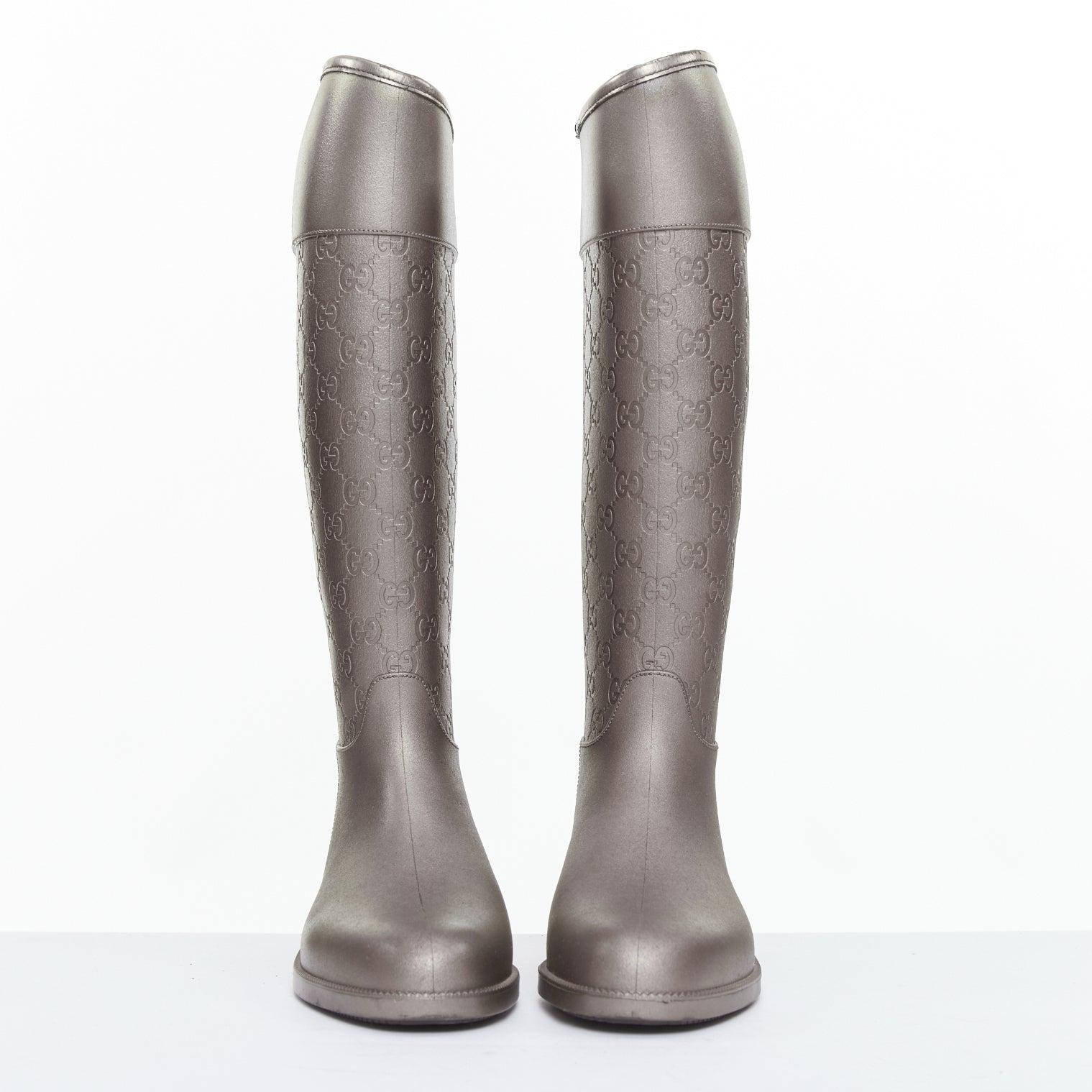 Argent Bottes de pluie hautes et plates en caoutchouc avec logo GG argenté EU36 en vente