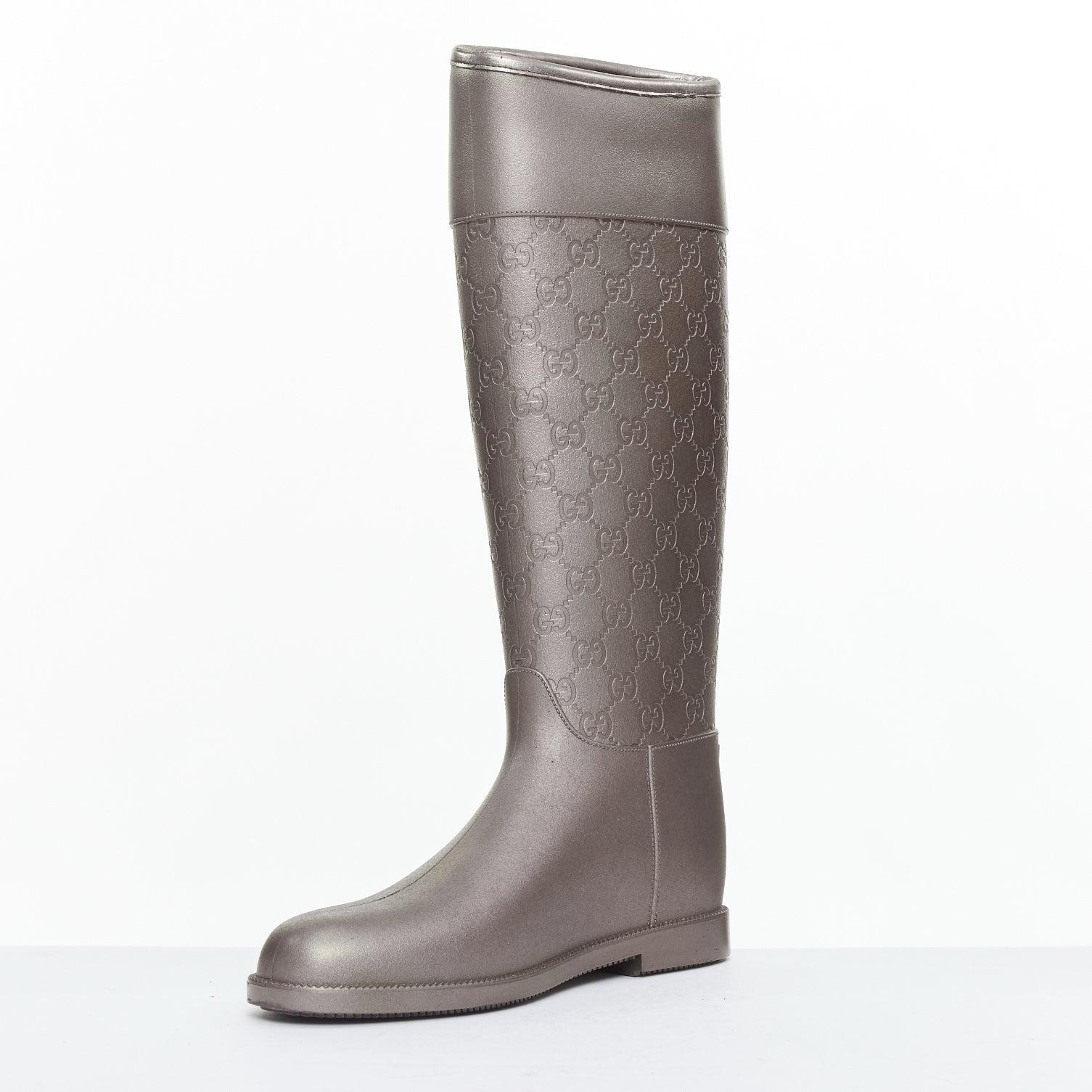 Bottes de pluie hautes et plates en caoutchouc avec logo GG argenté EU36 Bon état - En vente à Hong Kong, NT