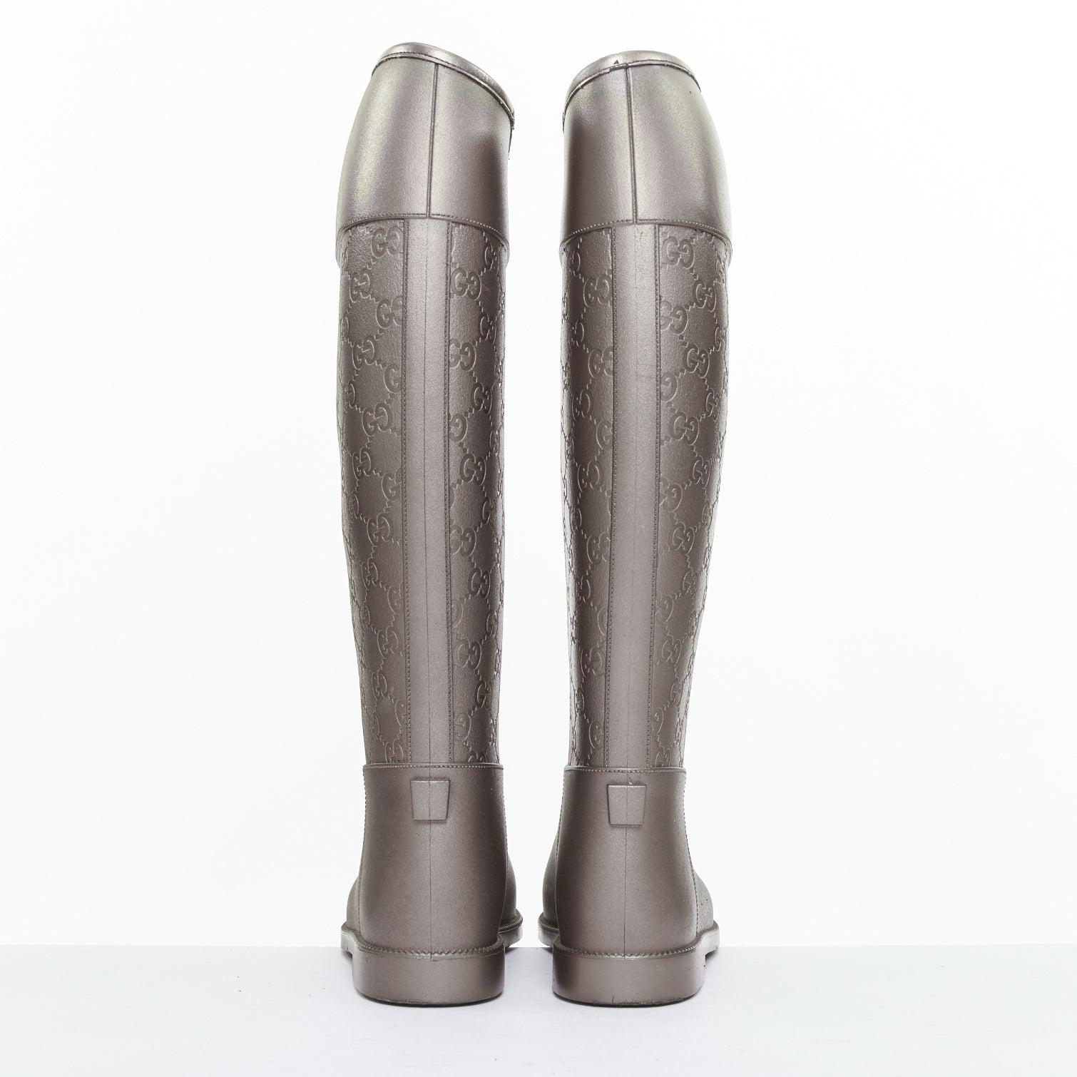 Bottes de pluie hautes et plates en caoutchouc avec logo GG argenté EU36 Pour femmes en vente