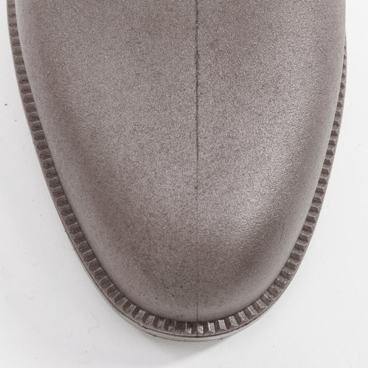 Bottes de pluie hautes et plates en caoutchouc avec logo GG argenté EU36 en vente 1