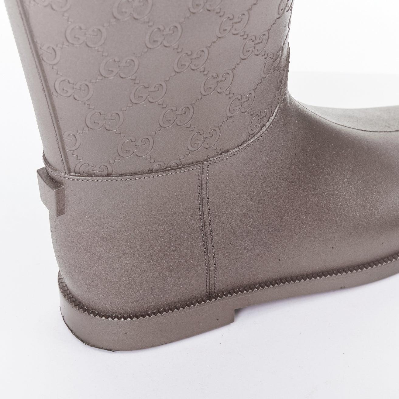 Bottes de pluie hautes et plates en caoutchouc avec logo GG argenté EU36 en vente 2