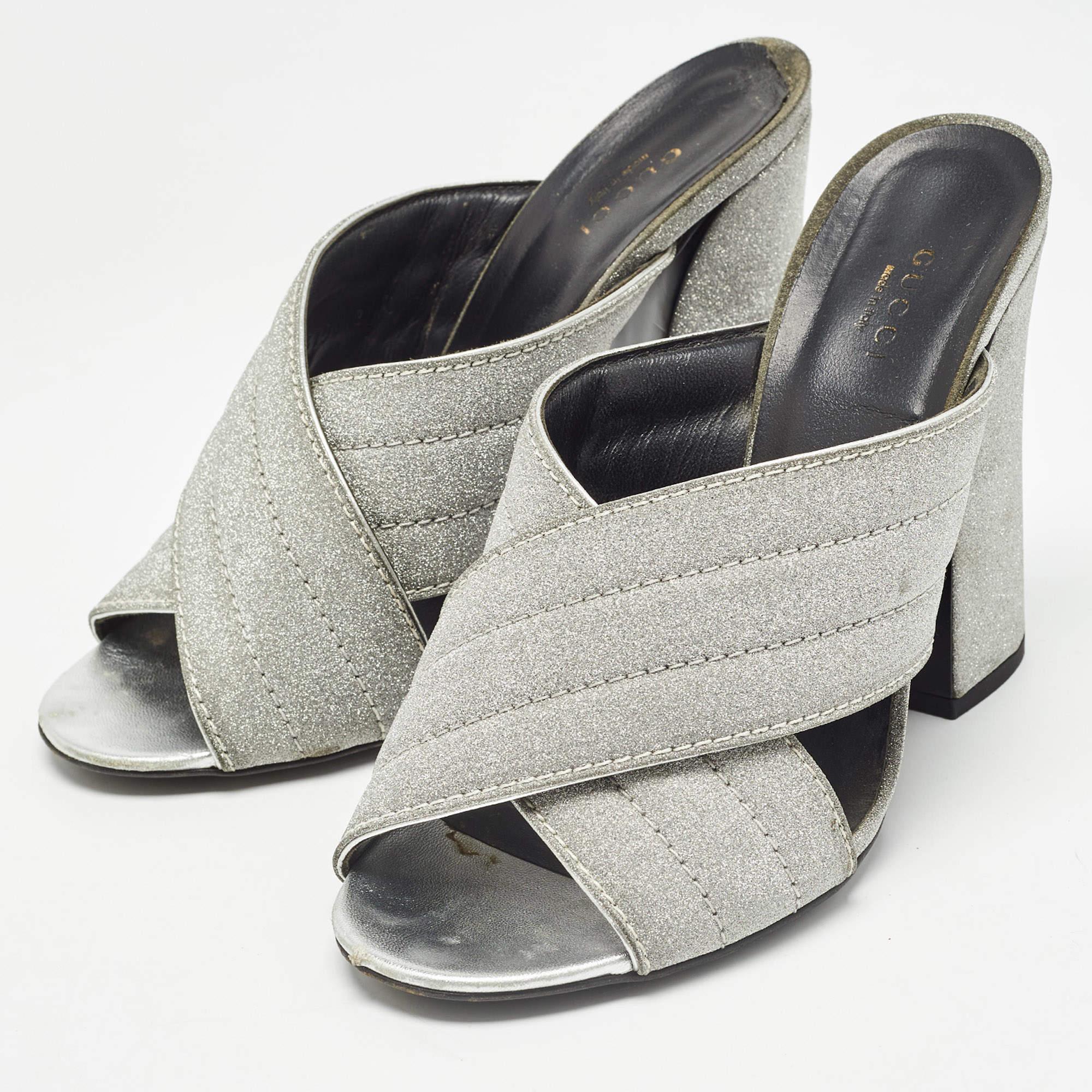 These sandals will frame your feet in an elegant manner. Crafted from quality materials they display a classy design and comfortable insoles.