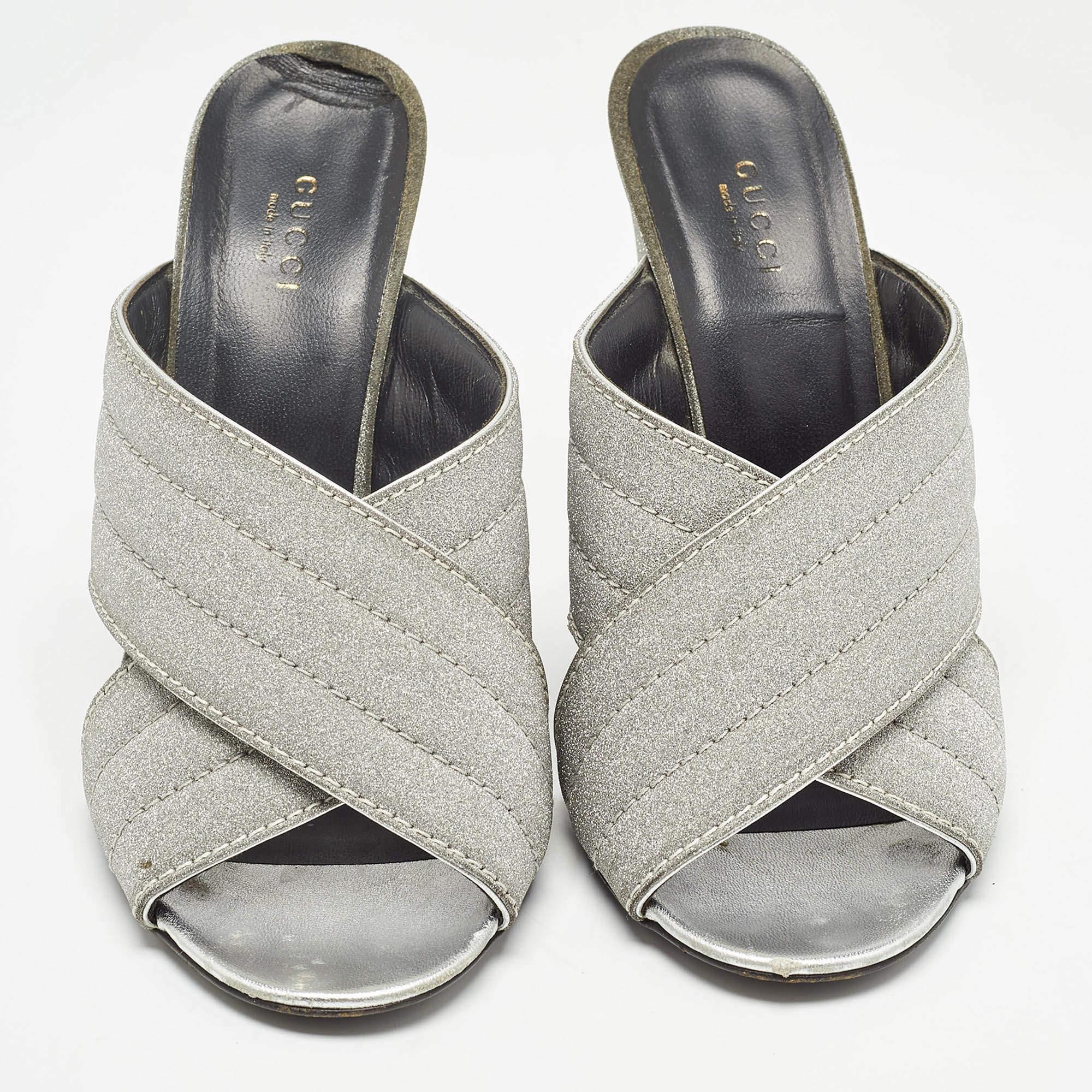 Gucci Silver Glitter Webby Slide Sandals Size 40 In Good Condition For Sale In Dubai, Al Qouz 2
