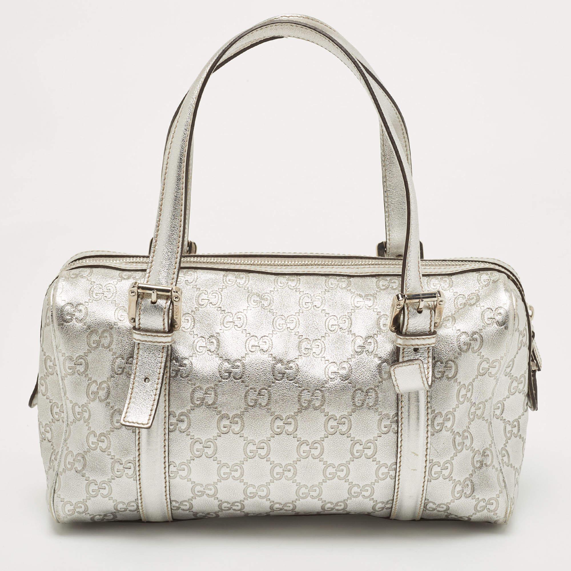 Spacious and captivating, this stunning Britt Boston bag is from the iconic house of Gucci. It has been crafted from silver Guccissima leather and features the GG interlocking logo on the front. It is equipped with a spacious fabric-lined interior,