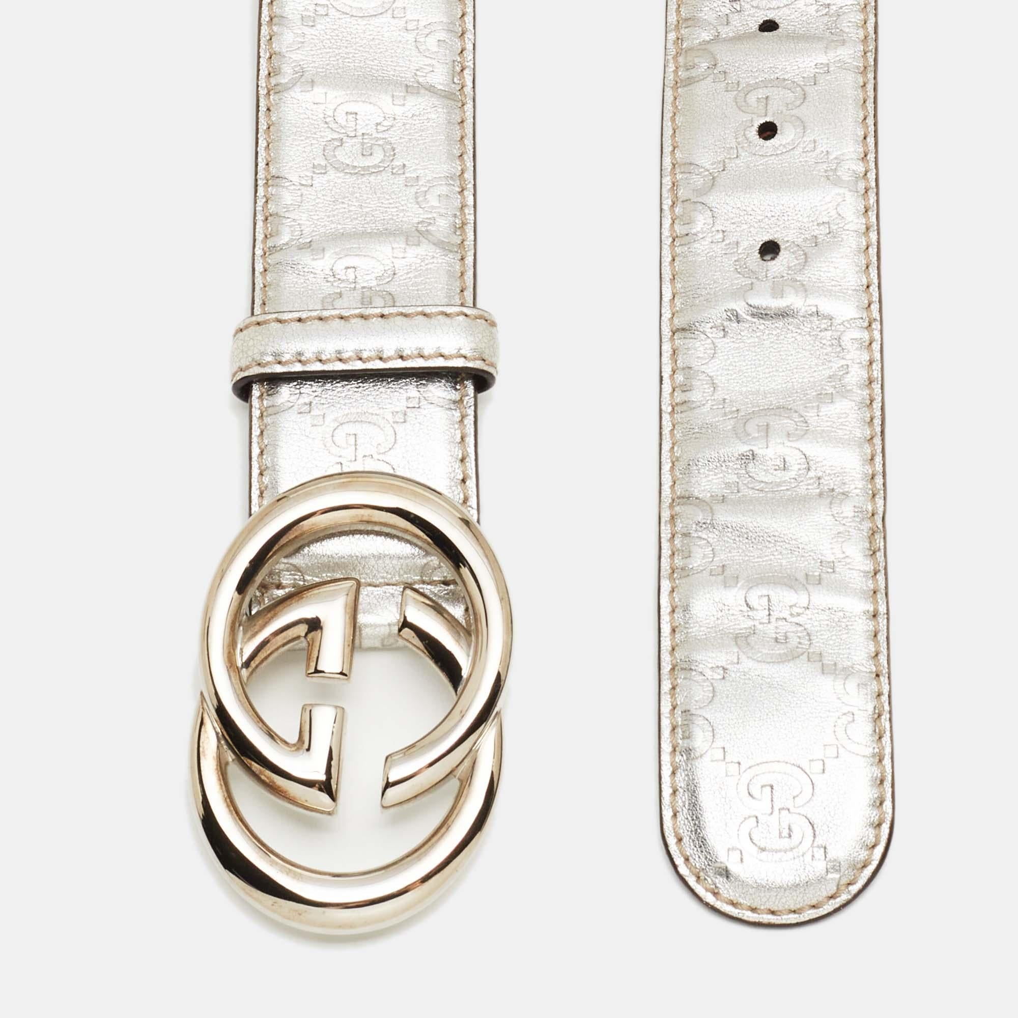 Give your belt collection a luxe update with this Gucci creation. The silver piece is crafted from Guccissima leather and detailed with the interlocking G buckle in silver-tone metal. It is equipped with a single loop and will look great with your