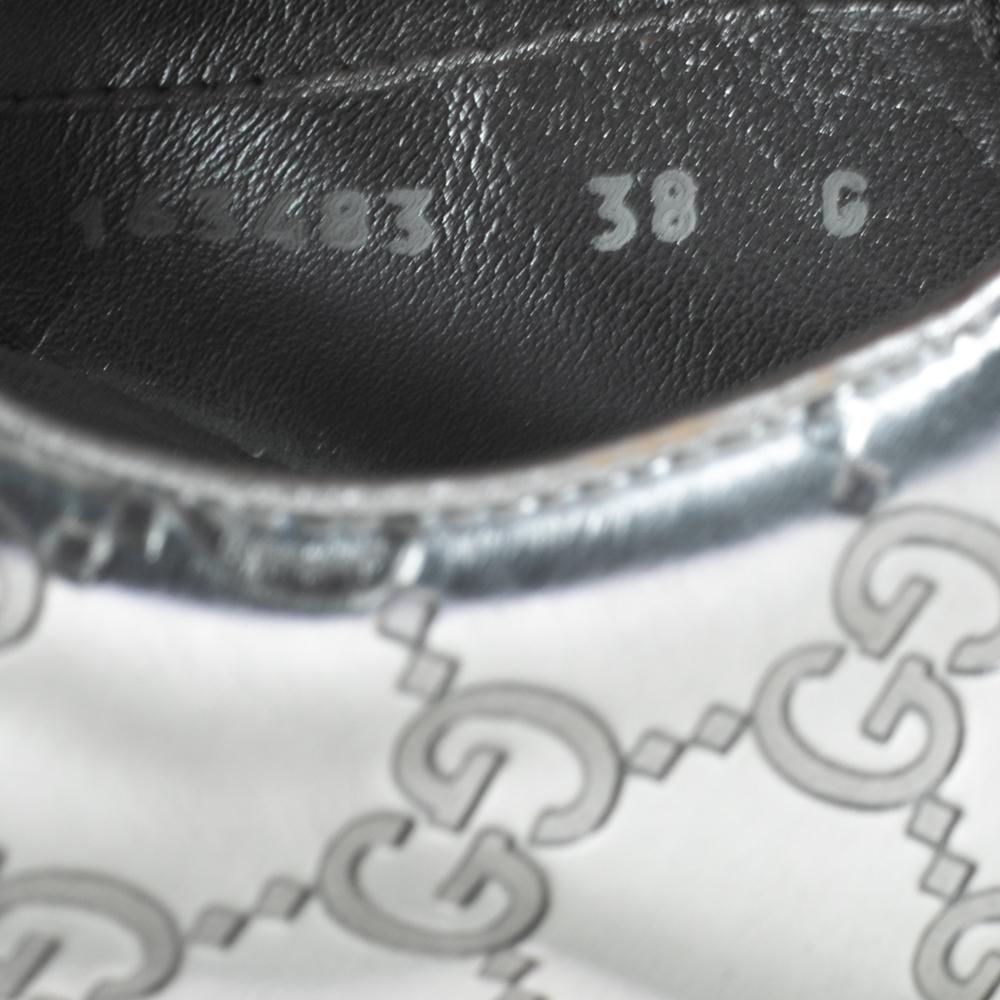 Gucci Silver Guccissima Leather Low Top Sneakers Size 38 In Good Condition In Dubai, Al Qouz 2