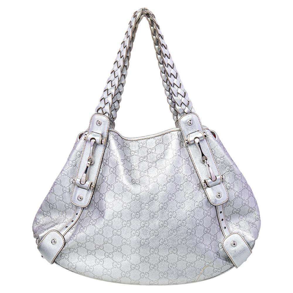 Mit dieser Pelham Hobo von Gucci setzen Sie stilvolle Akzente. Die silberfarbene Tasche aus Guccissima-Leder verfügt über zwei geflochtene Ledergriffe, ein geräumiges, mit Canvas gefüttertes Inneres und schützende Metallfüße. Diese Hobo ist perfekt