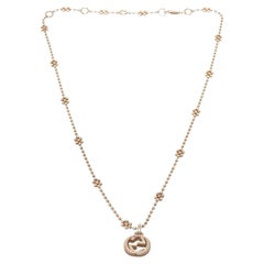 Gucci Collier en argent entrecroisé en forme de G avec détails en métal argenté