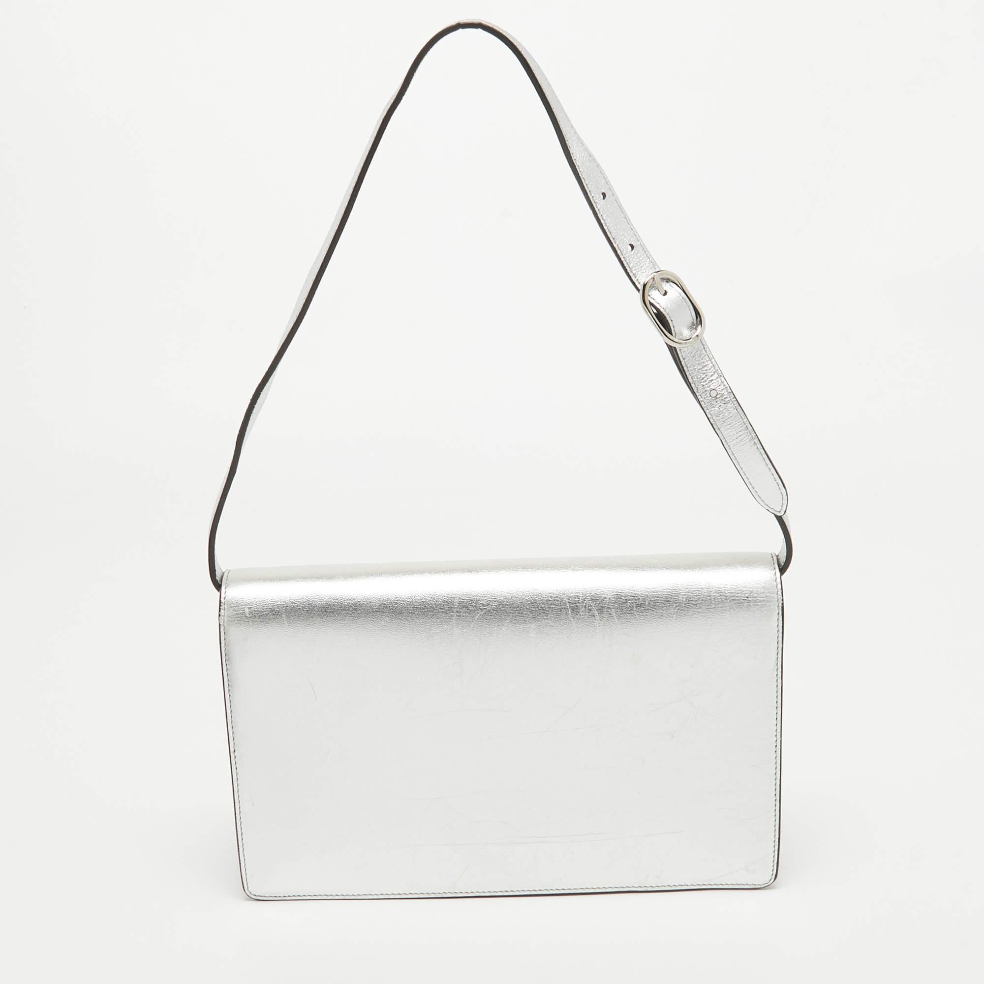 It is so easy to fall in love with this bag from Gucci. Silver in color and stunning in appeal, this creation will be a fantastic addition to your closet. Meticulously crafted from leather, this Broadway bag comes styled with a crystal-embellished