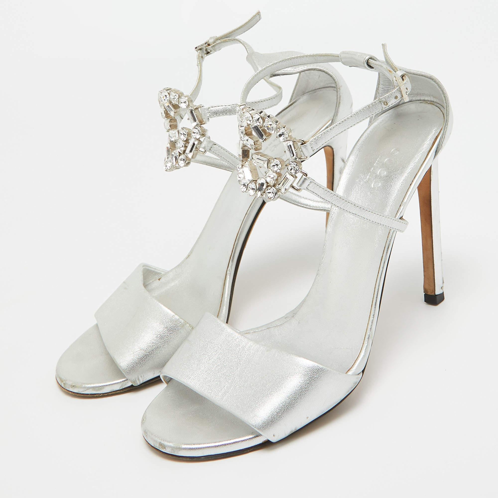 Questi sandali incorniceranno i tuoi piedi in modo elegante. Realizzate con materiali di qualità, presentano un design di classe e solette confortevoli.