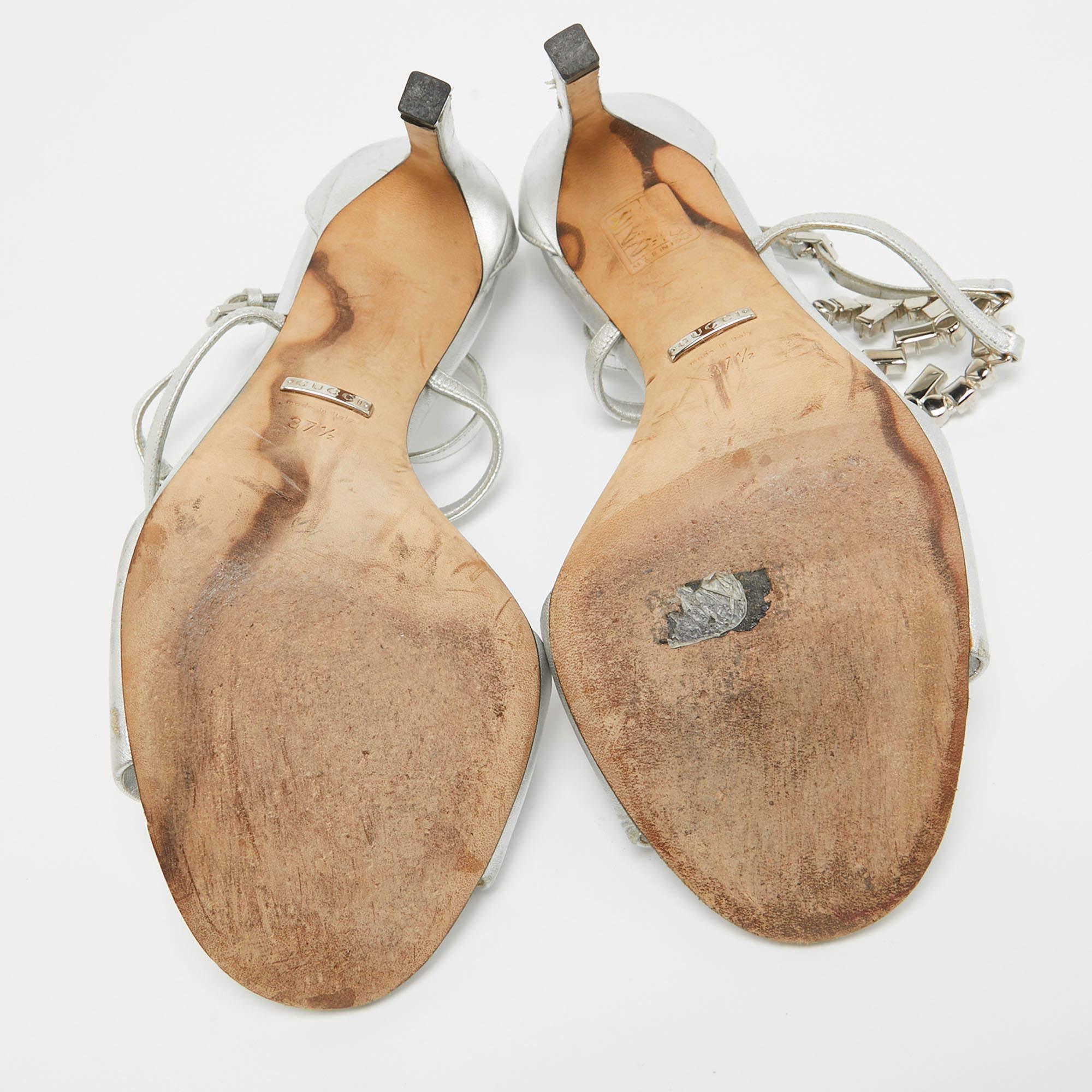 Gucci Sandali con cinturino alla caviglia in pelle argentata impreziositi da cristalli GG Taglia 37.5 in vendita 1