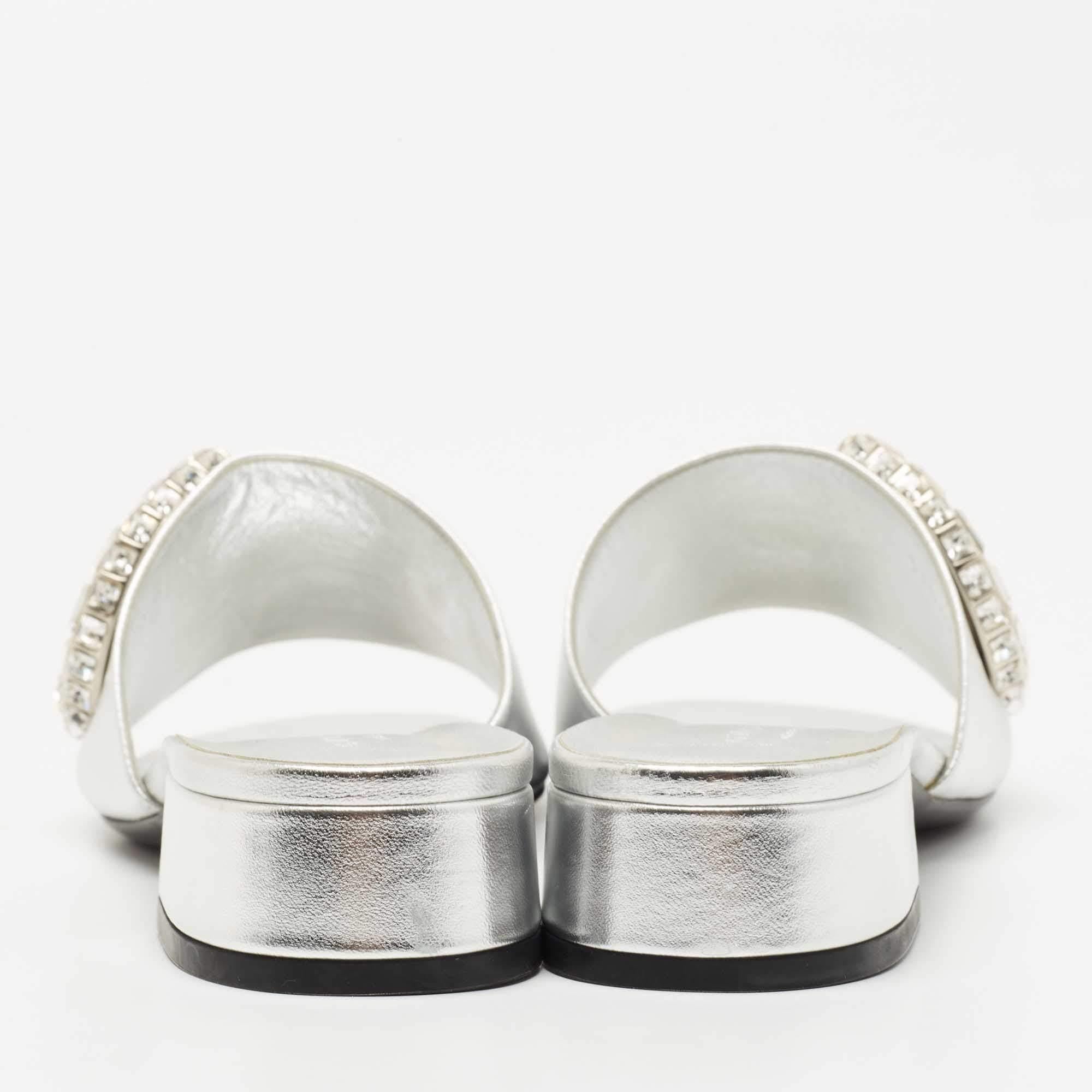 Gucci Silver Leather Crystal Embellished Maxime Slide Sandals Size 37.5 In New Condition In Dubai, Al Qouz 2