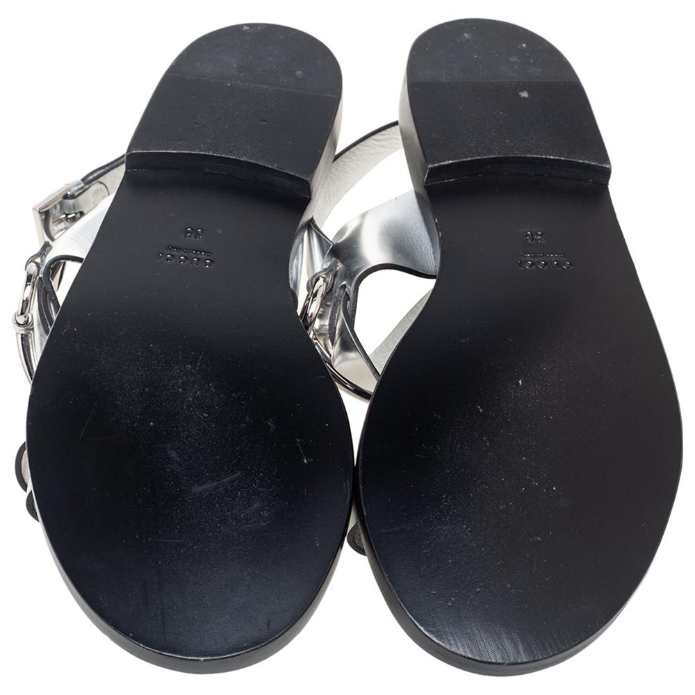 Gucci Silver Leather Horsebit Flat Sandals Size 38 In Good Condition In Dubai, Al Qouz 2