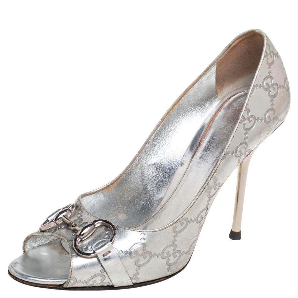 Look chic and make an elegant style statement in this pair of GG leather pumps. Elevate your style quotient when you wear these pumps from the house of Gucci. The pair features peep toes, Horsebit accents on the uppers, and 10 cm heels.