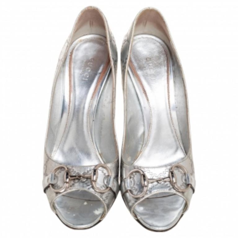 Escarpins Gucci en cuir argenté à bout ouvert, taille 39 en vente 1