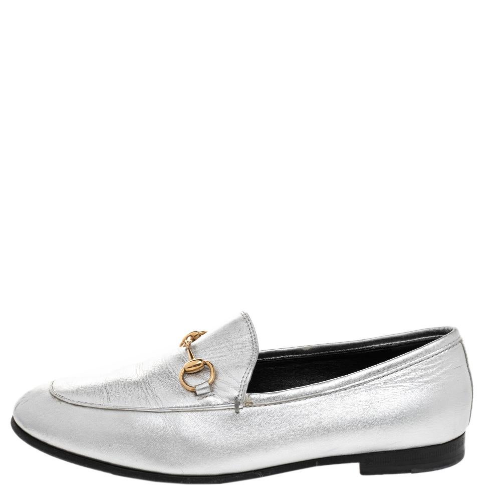 The Jordaan is a shoe that has a modern finish and a signature appeal. It has an elongated toe and the Gucci Horsebit motif gracing the uppers. This pair in silver is crafted from quality leather and sewn with utmost care to envelop your feet with