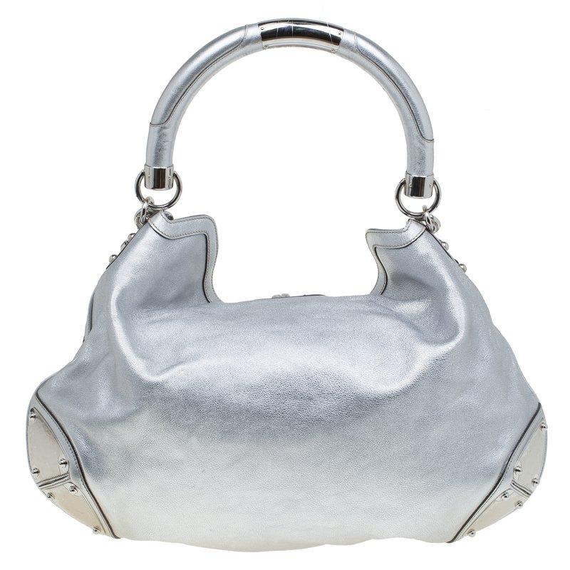 Elevated with style this Gucci bag is crafted with smooth silver leather. Designed to a single top-opening with an Indy top handle and accentuated with silver-tone metal on the edges for a daunting finish. A perfect match for long day
