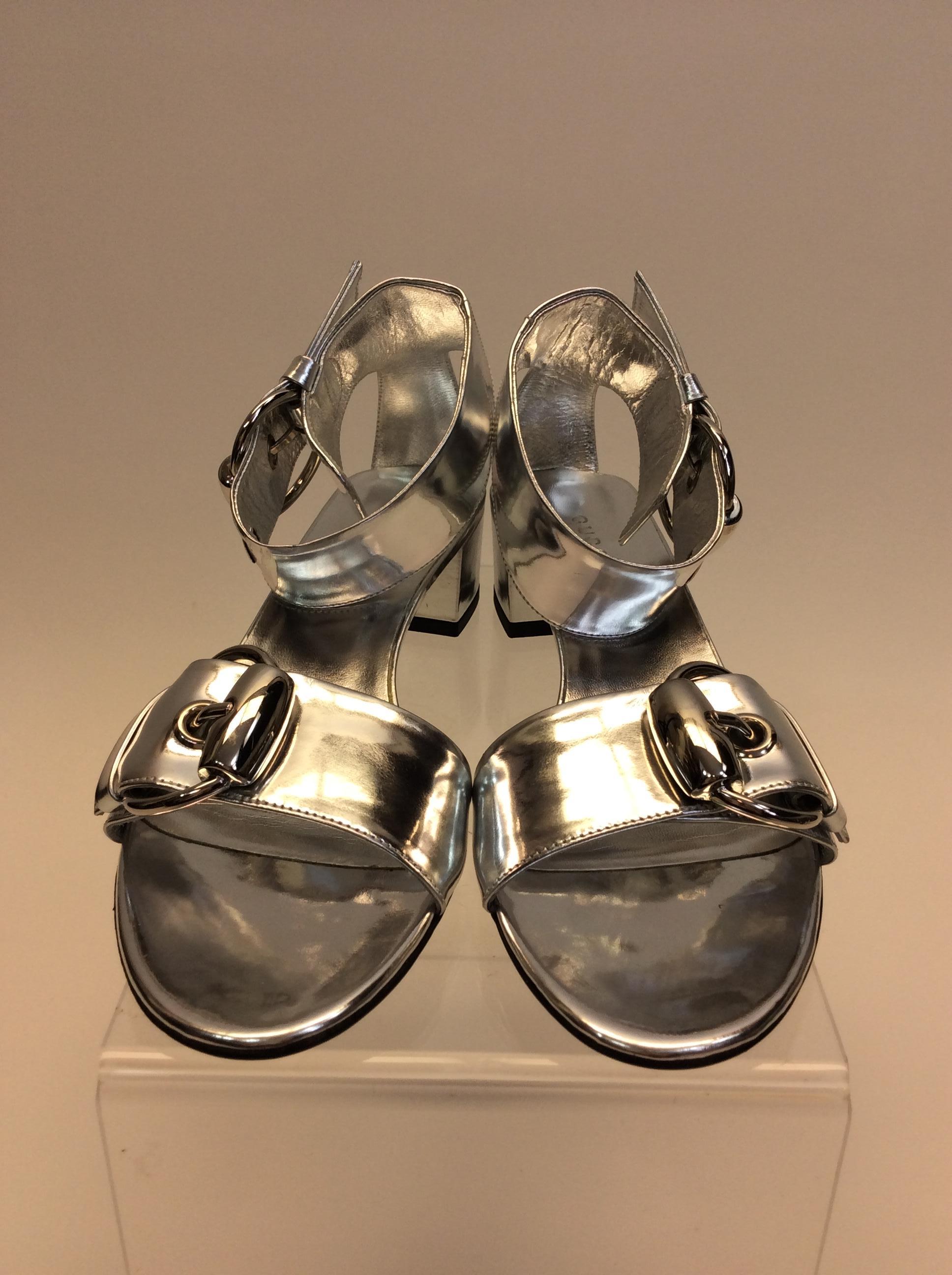 Gucci Silver Leather Sandal NEW
$199
Made in Italy
Size 6
1.5