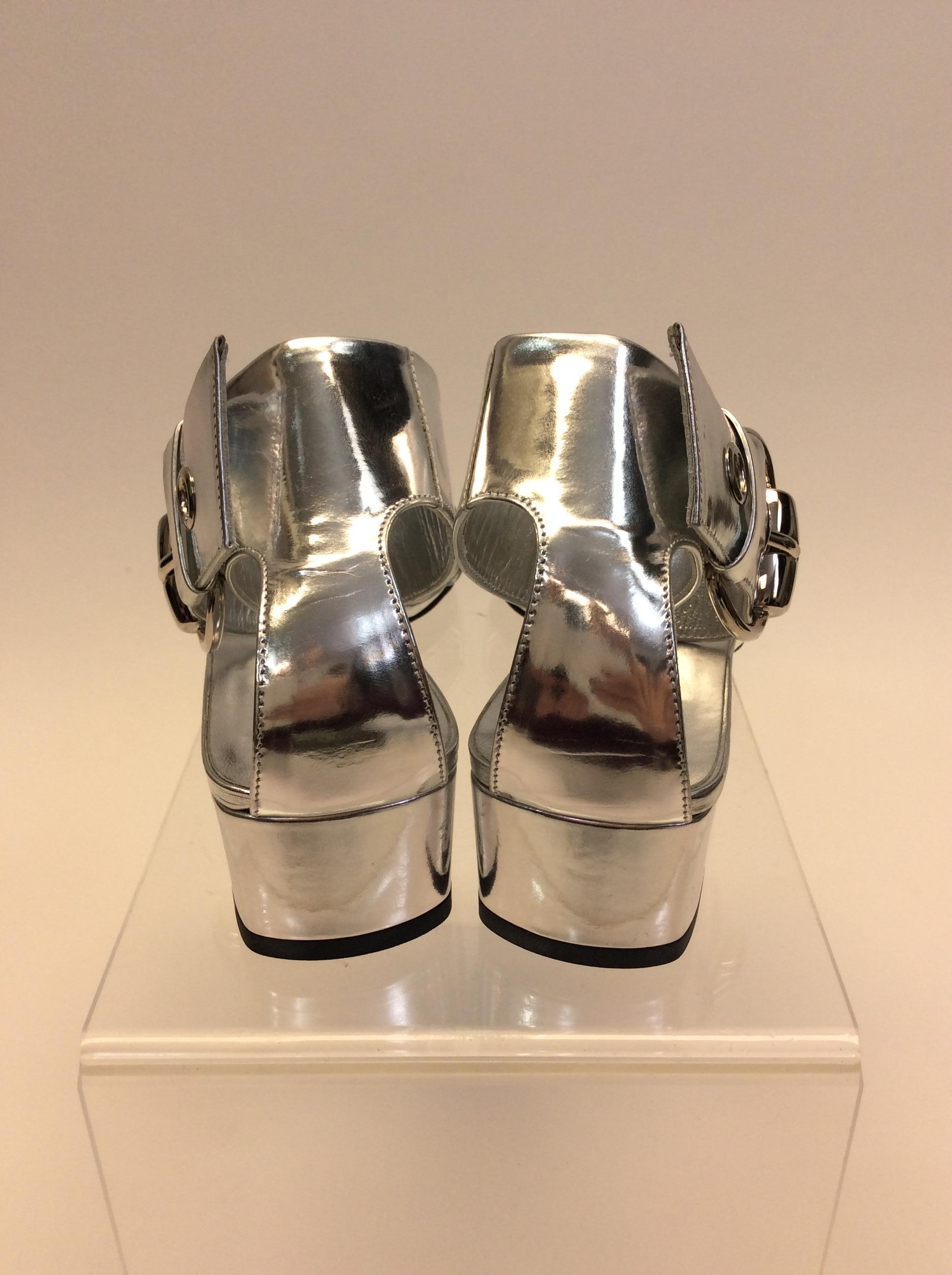 Women's Gucci Silver Leather Sandal NEW For Sale