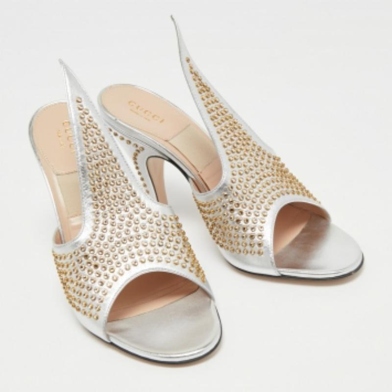 Ornées de superbes embellissements sur l'ensemble de leur surface, ces sandales Gucci présentent une forme envoûtante avec des empeignes allongées qui se terminent en forme de cône. Cette paire à bout ouvert est finement fabriquée en cuir et dotée