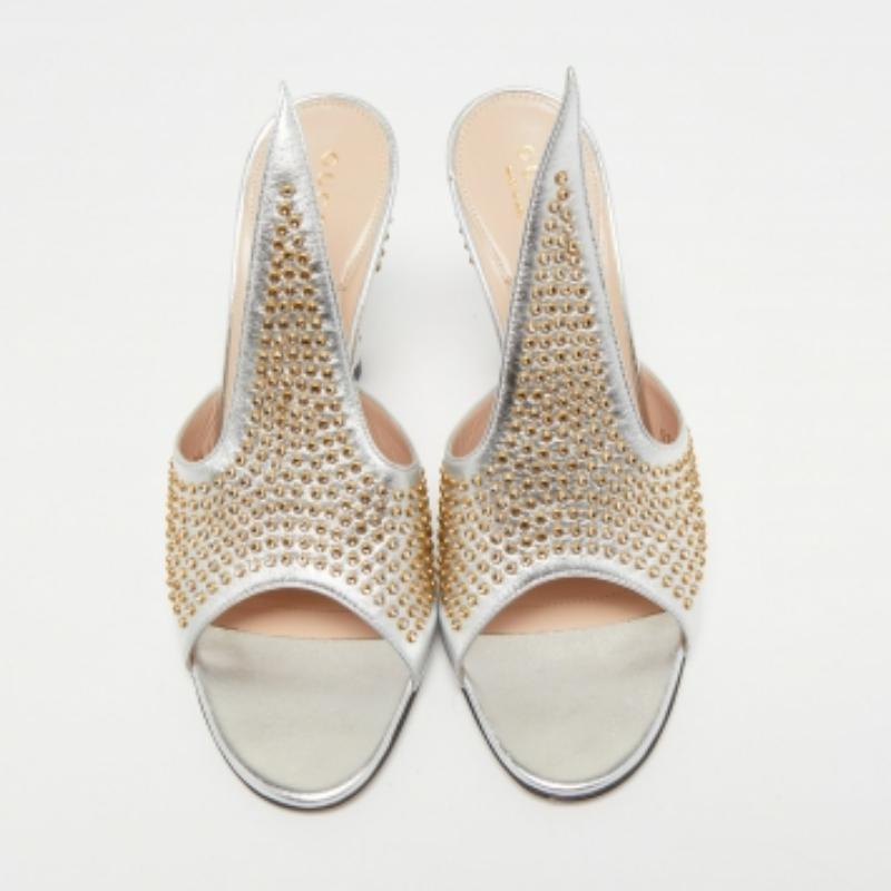 Gucci Silver Leather Studded Cone Slide Sandals Size 36.5 Bon état - En vente à Dubai, Al Qouz 2