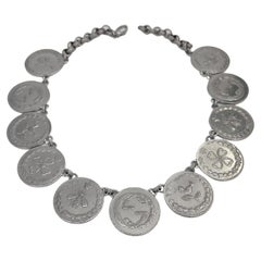 Gucci - Collier ras du cou avec pièces de monnaie et porte-bonheur en argent