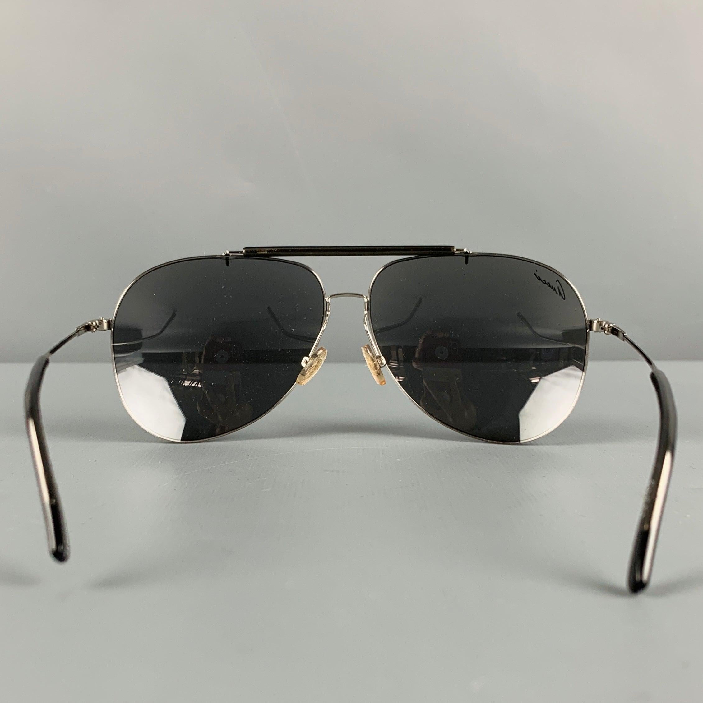 GUCCI Silver Metal Aviator Sunglasses In Good Condition For Sale In San Francisco, CA
