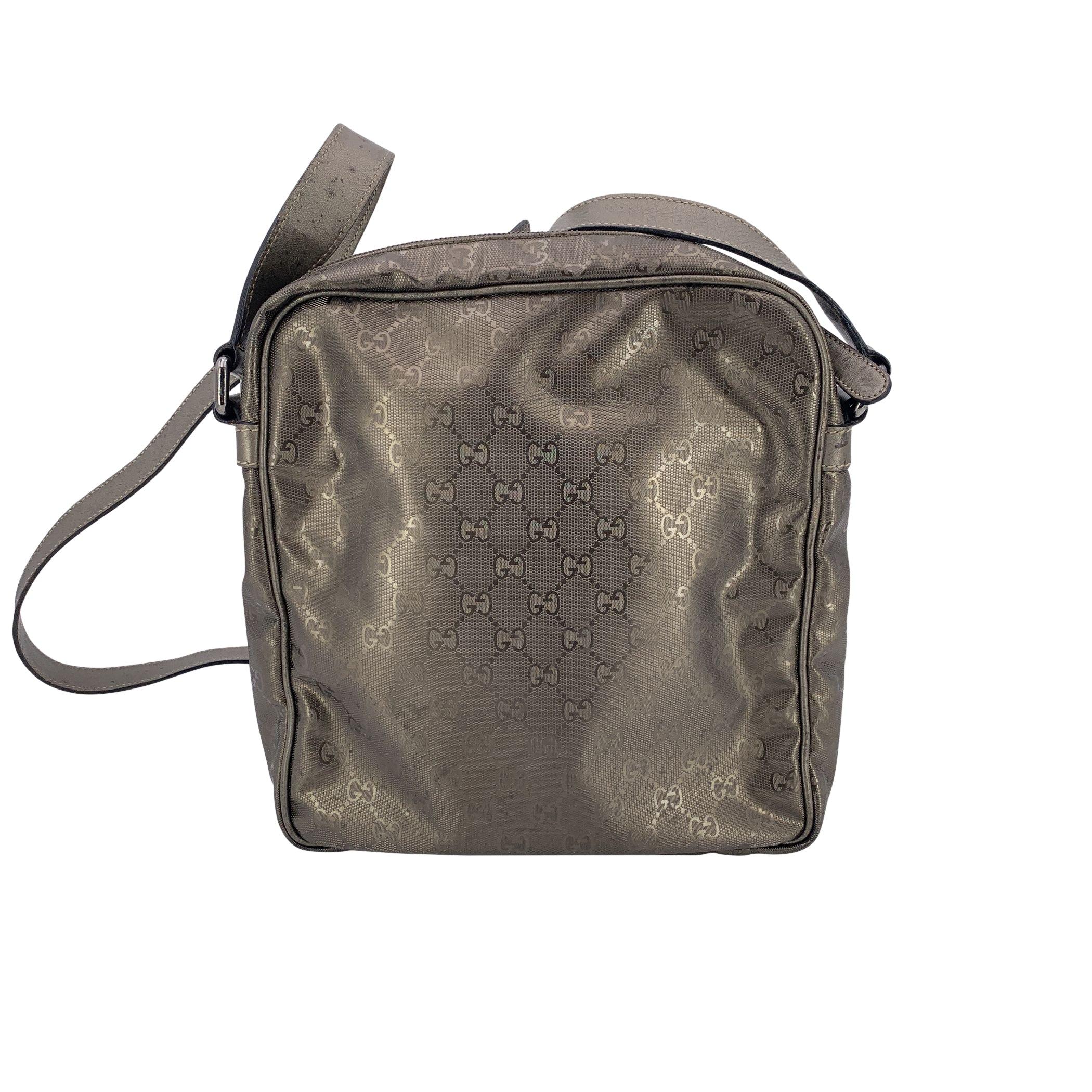 Argento A. Silver GG Monogram Imprime in Tela Coates Borsa Messenger di Gucci in vendita