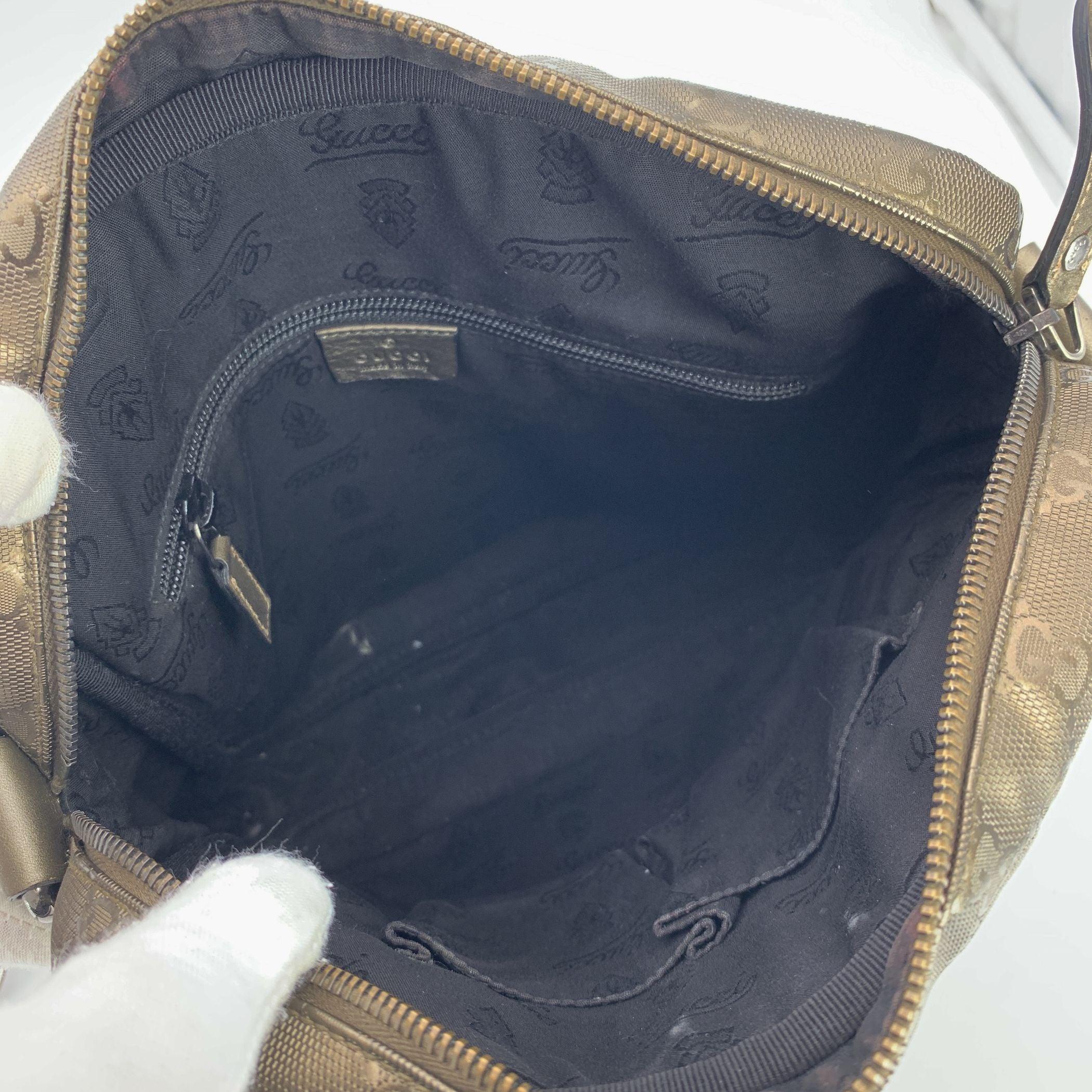 A. Silver GG Monogram Imprime in Tela Coates Borsa Messenger di Gucci In condizioni buone in vendita a Rome, Rome