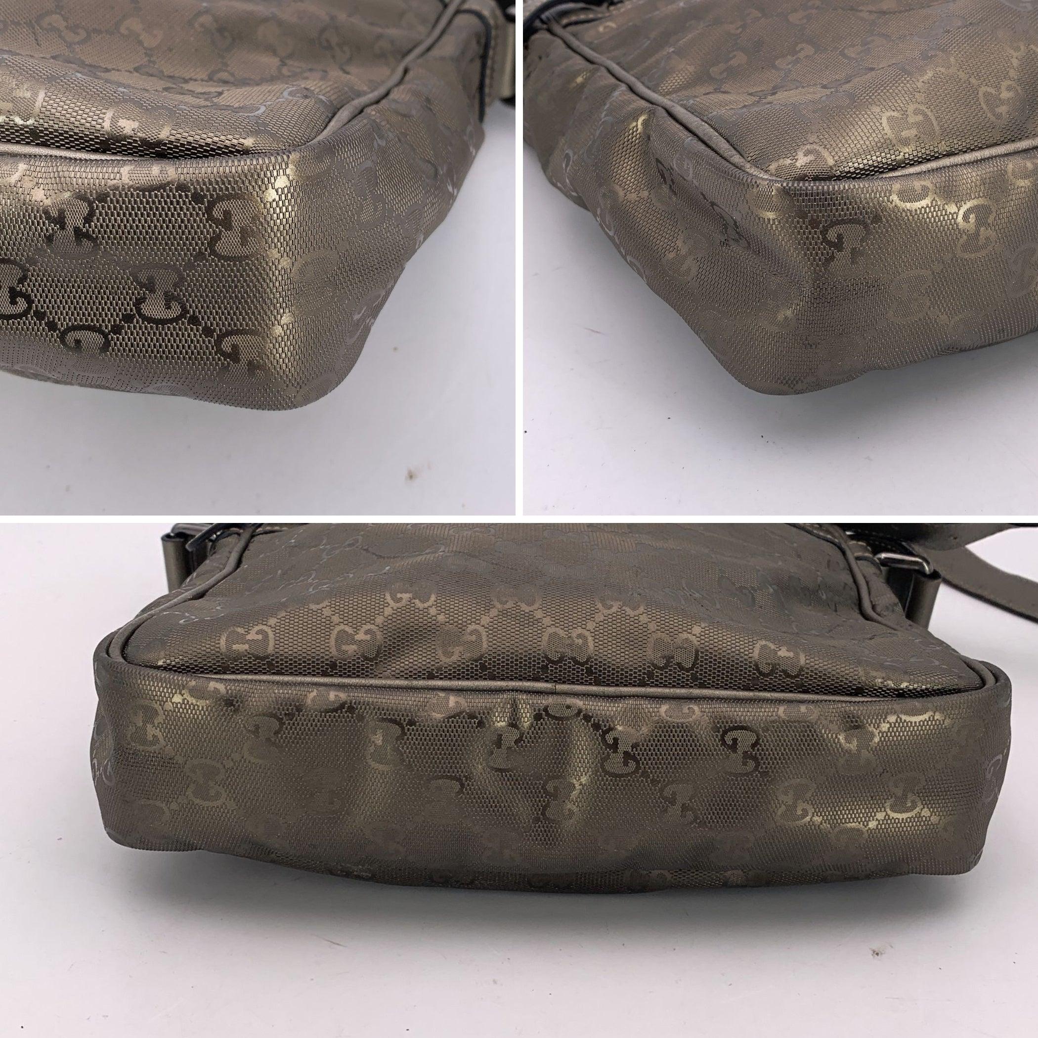 A. Silver GG Monogram Imprime in Tela Coates Borsa Messenger di Gucci in vendita 1