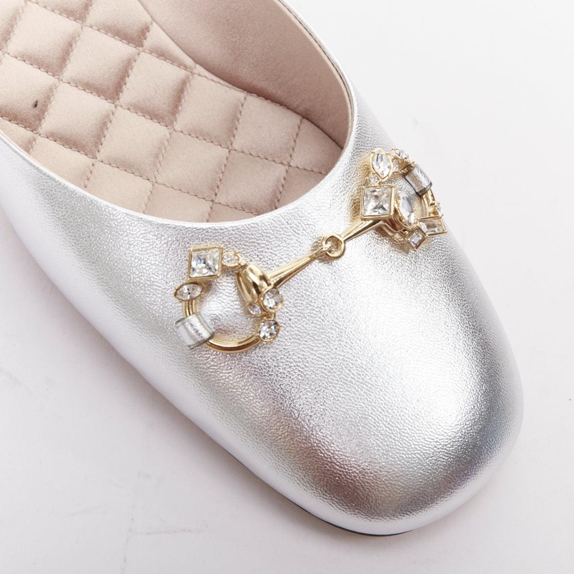 GUCCI plata cuero metálico oro cristal horsebit hebilla zapatilla tacones EU37
Referencia: TGAS/F00155
Marca: Gucci
Diseñador: Alessandro Michele
Material: Piel
Color: Plata, Oro
Patrón: Sólido
Cierre: Slip On
Forro: Tejido nude
Detalles