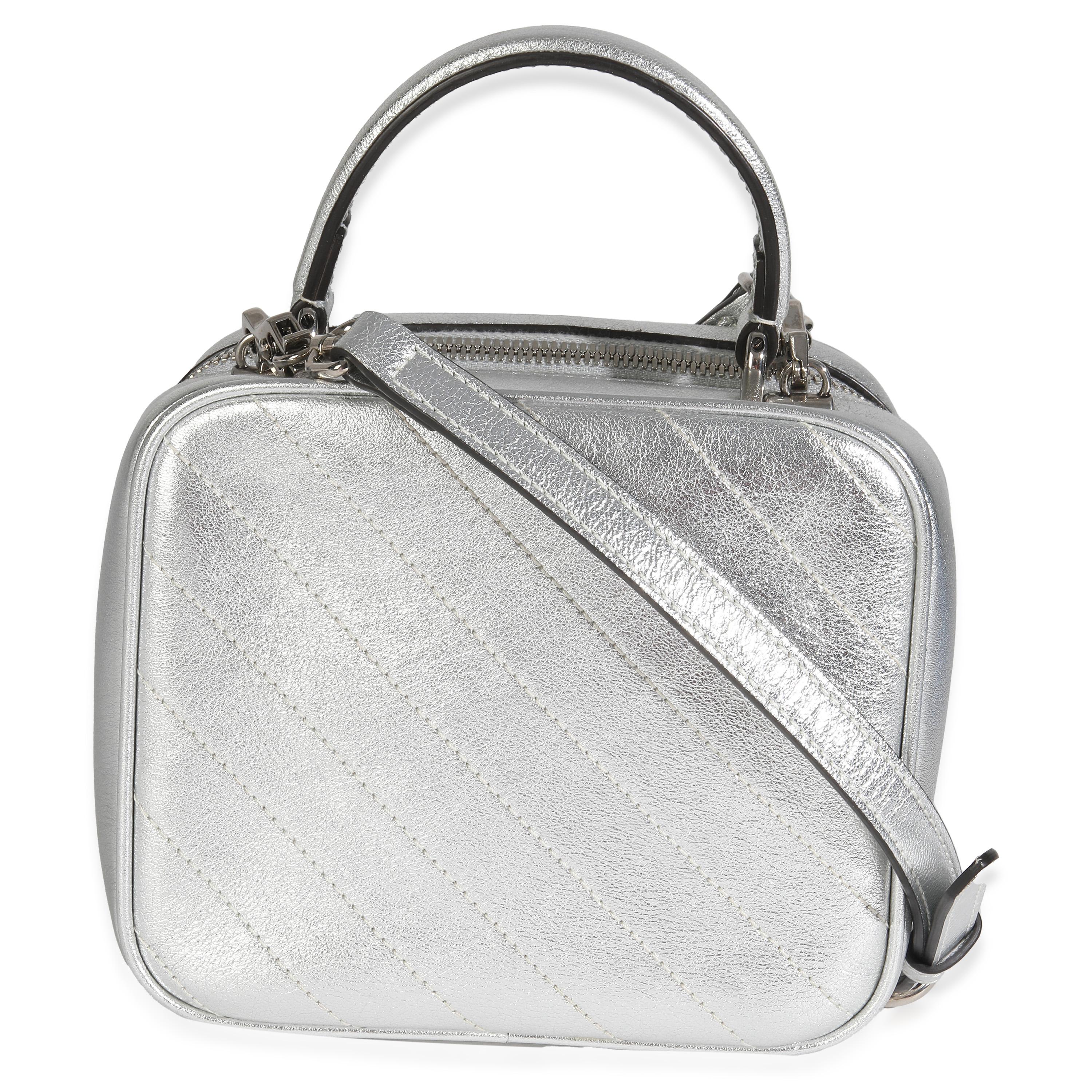 Titre du listing : Gucci Silver Metallic Sakai Be Green Calfskin Diagonal Stitched Blondie Top Hand
SKU : 148159
MSRP : 2250.00 USD
Condit : Usagé 
Description de l'état : Le Web vert et rouge de Gucci a été créé en 1964 et est depuis considéré