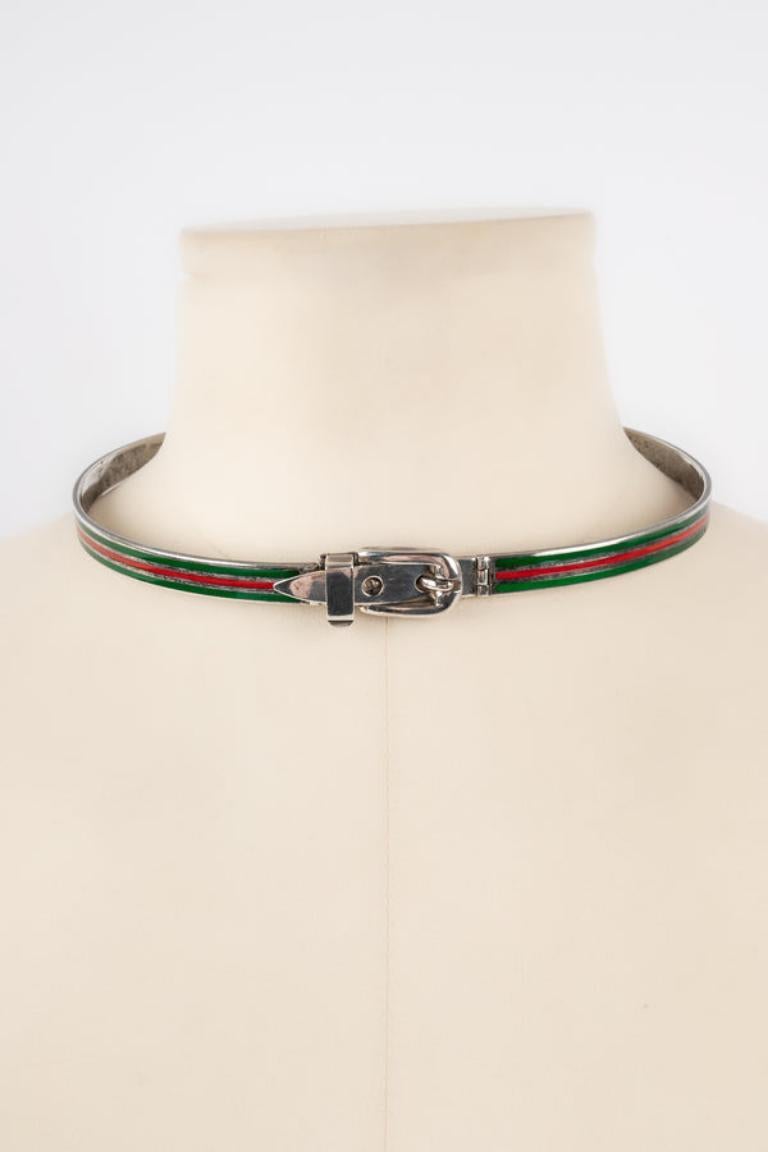 Gucci - Collier en argent décoré d'émaux verts et rouges. Bon état général mais l'émail est endommagé.

Informations complémentaires : 
État : Etat décent
Dimensions : Longueur du tour de cou : 39 cm

Référence du vendeur : BC48