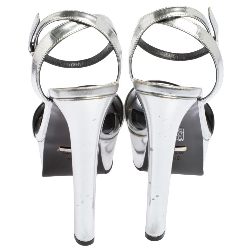 Gucci Silver Patent Leather Platform Ankle Strap Sandals Size 40 In Good Condition In Dubai, Al Qouz 2