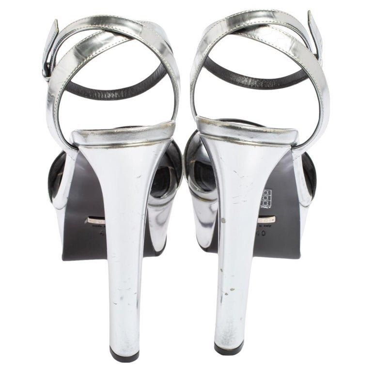 Gucci Silberne Plateau-Sandalen aus Lackleder mit Knöchelriemen Größe 40 im  Angebot bei 1stDibs