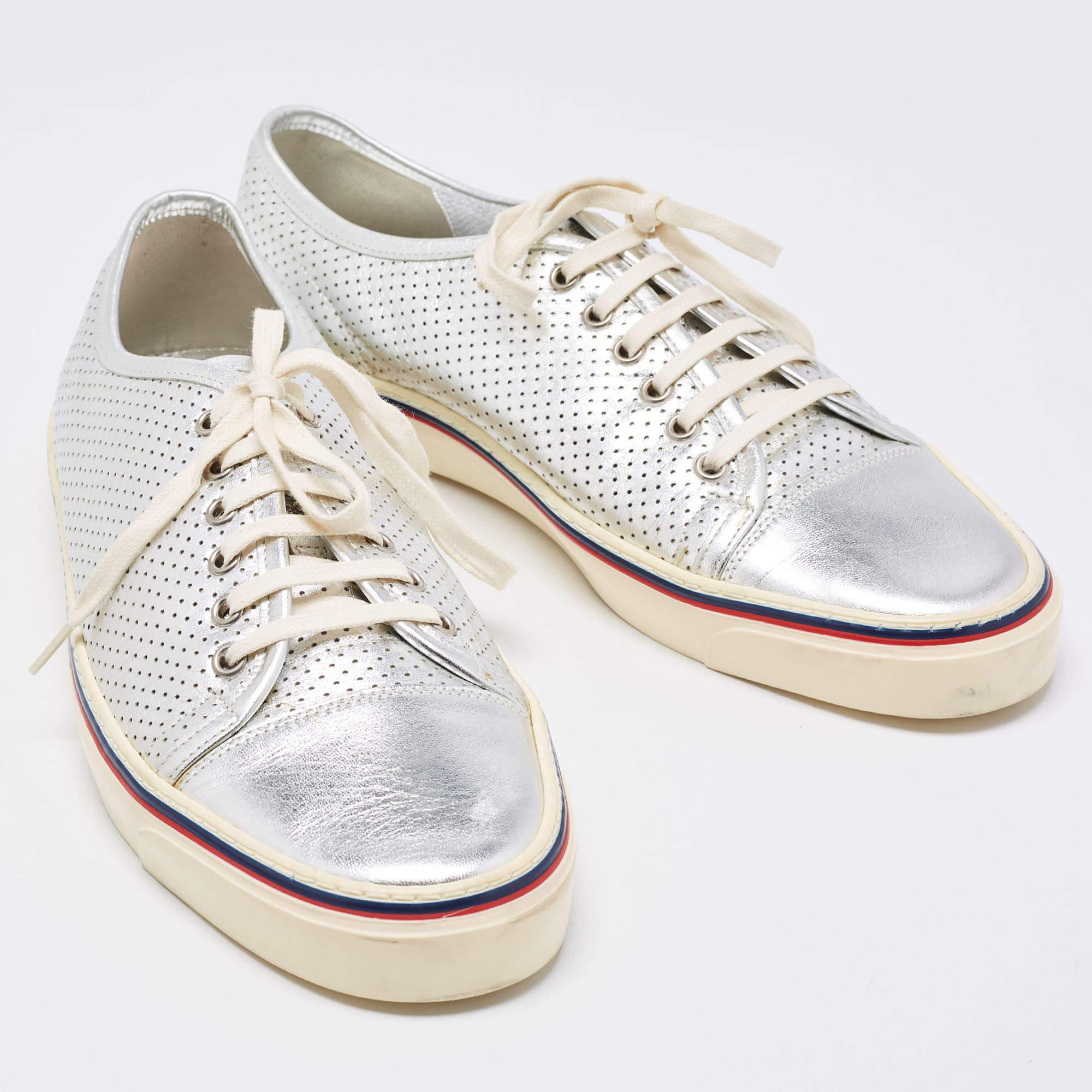 Gucci Silver Perforated Leather Low Top Sneakers Size 44.5 In Excellent Condition For Sale In Dubai, Al Qouz 2