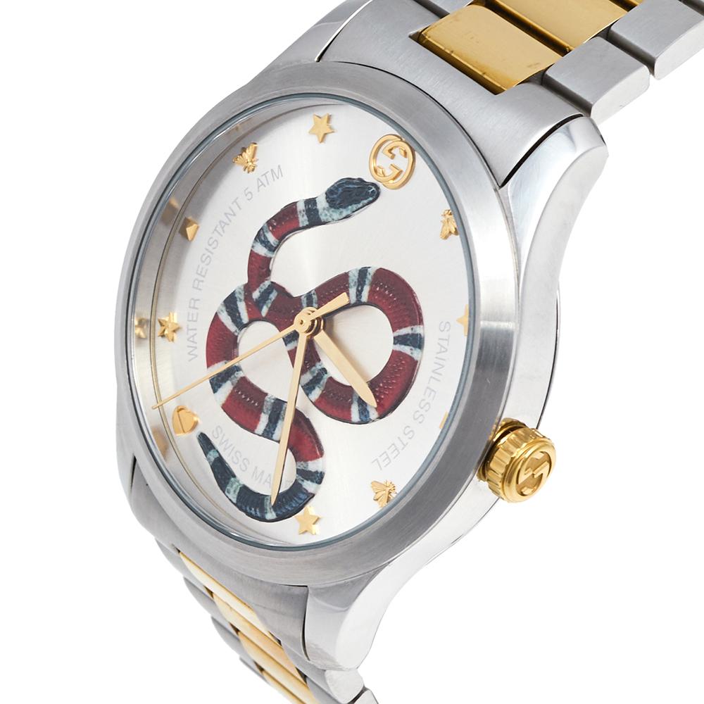 Gucci brings you this smart two-tone stainless steel timepiece for you to flaunt on your wrist. Swiss made, it follows a quartz movement and carries a silver dial that carries signature motifs as the hour markers, three hands, and a colorful snake