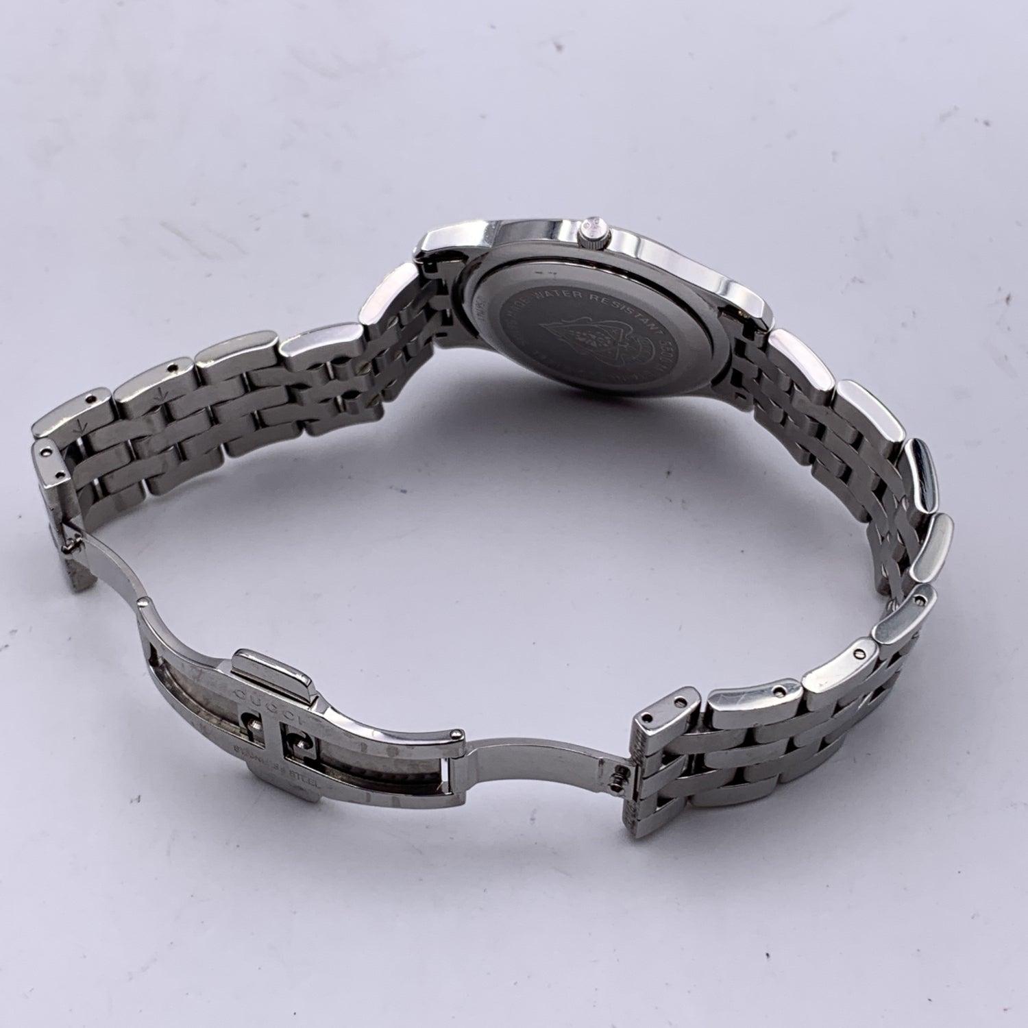 Silber-Edelstahl-Armbanduhr Mod 5500 M Quarz von Gucci, schwarz im Zustand „Hervorragend“ im Angebot in Rome, Rome