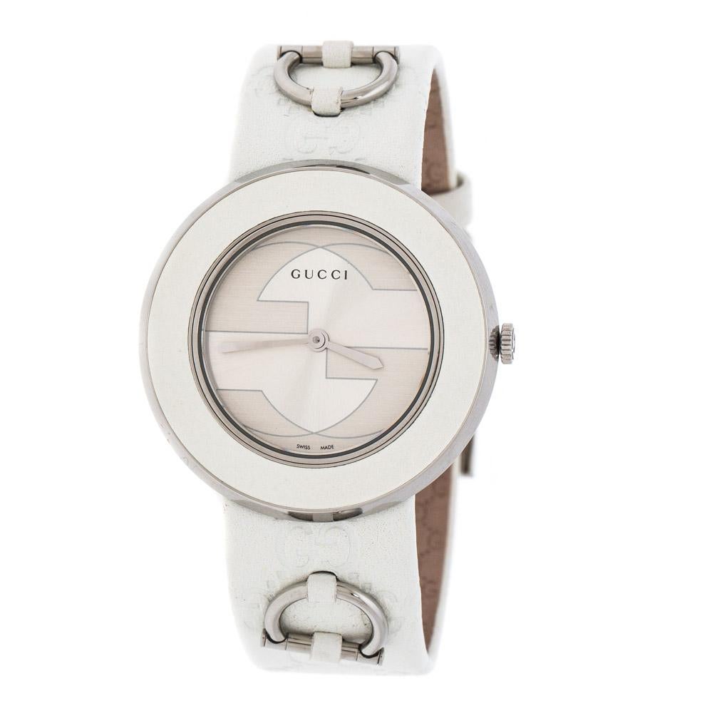 Chic and minimal, this Gucci U-Play wristwatch is one that you cannot resist. With a classic design that will take you back to the 1950s, it is a perfect anytime accessory. Crafted from stainless steel, it comes with a choice of two bezels and two