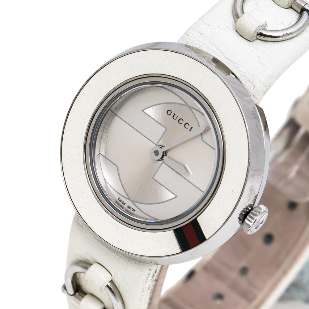 This Gucci U-Play wristwatch is one which will assist your everyday style. With a classic design that will take you back to the 1950s, it is a perfect accessory. Crafted from stainless steel, it displays a Web-detailed bezel and a leather bracelet.