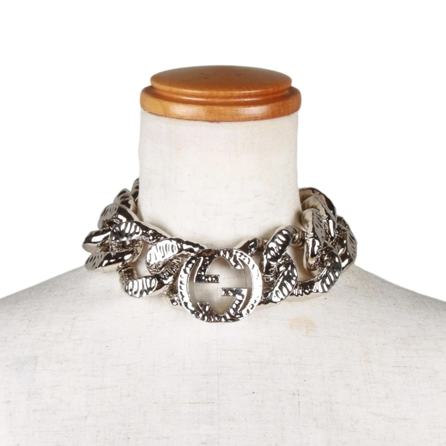 Statement necklaces highlight the Spring Summer 2023 looks. The oversized design emphasizes recognizable House symbols, blending historic elements with a modern spirit. A testament to Gucci’s creative vision, this choker incorporates the