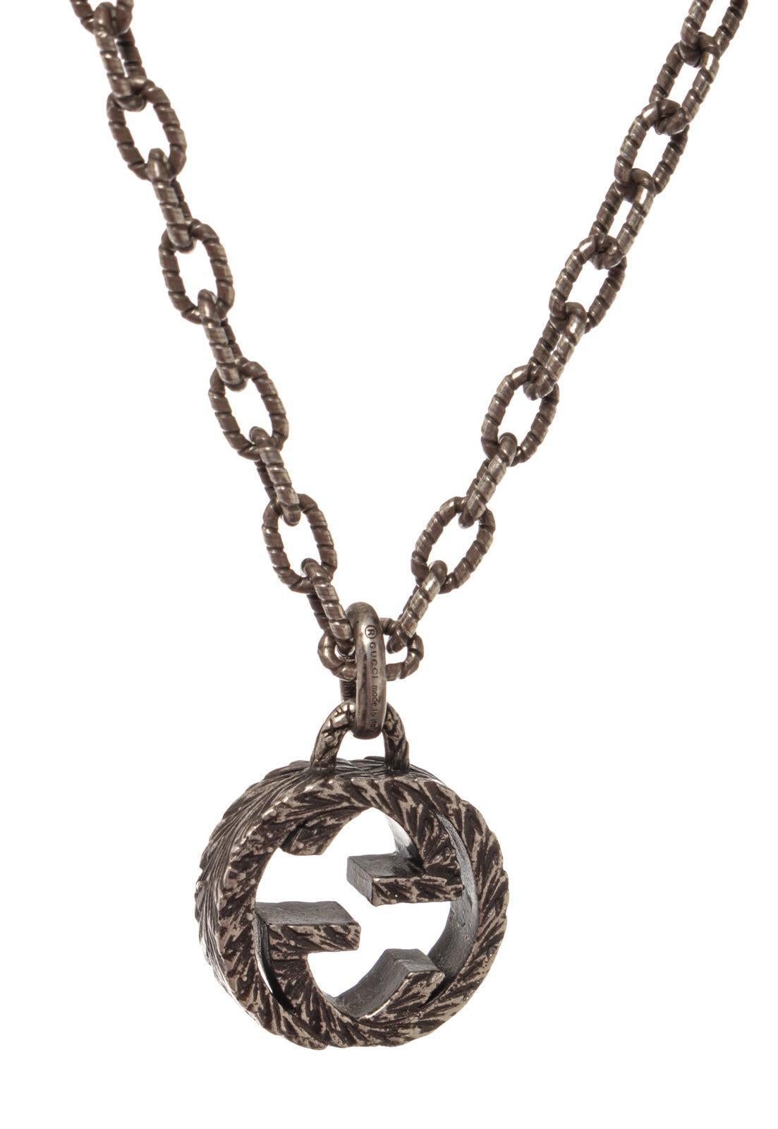 Gucci Silver-tone Interlocking GG Necklace features a silver-tone hardware, interlocking GG pendant, and a lobster claw closure.
 

43625MSC