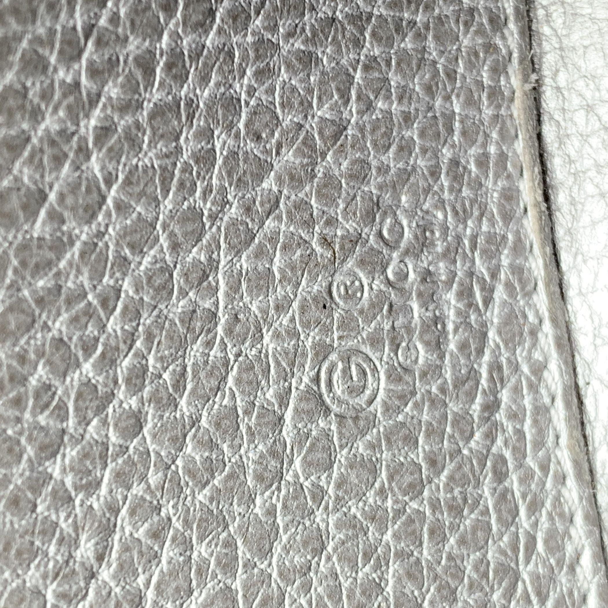 Beautiful Gucci zip continental wallet, crafted in silver tone leather. Zip closure. Leather interior. 2 main sections for bills, 1 zip compartment, 8 credit card slots and 2 flat open pocket inside. 'Gucci - Made in Italy' and serial number
