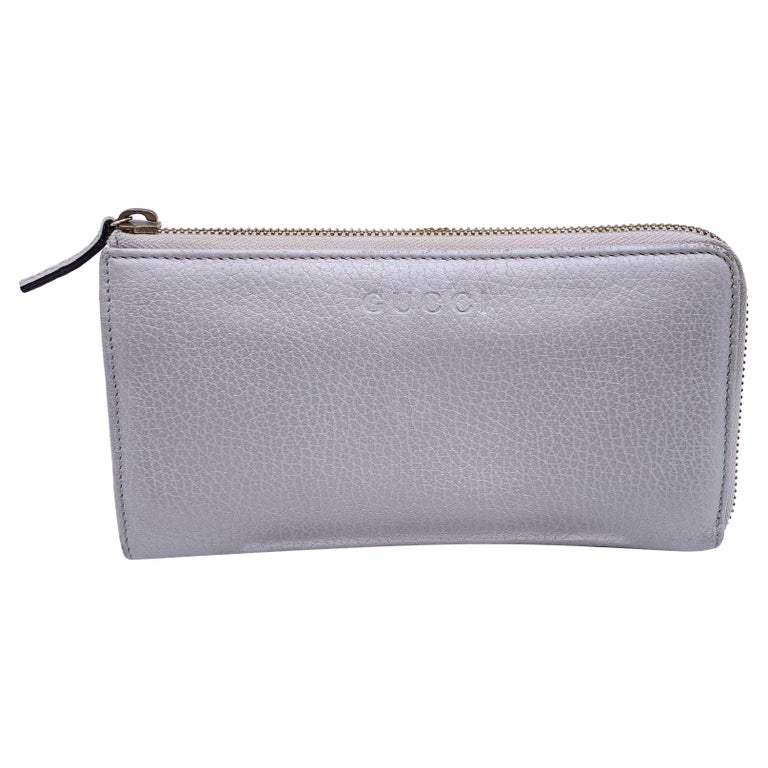 Monedero con cremallera continental de piel en tono plateado de