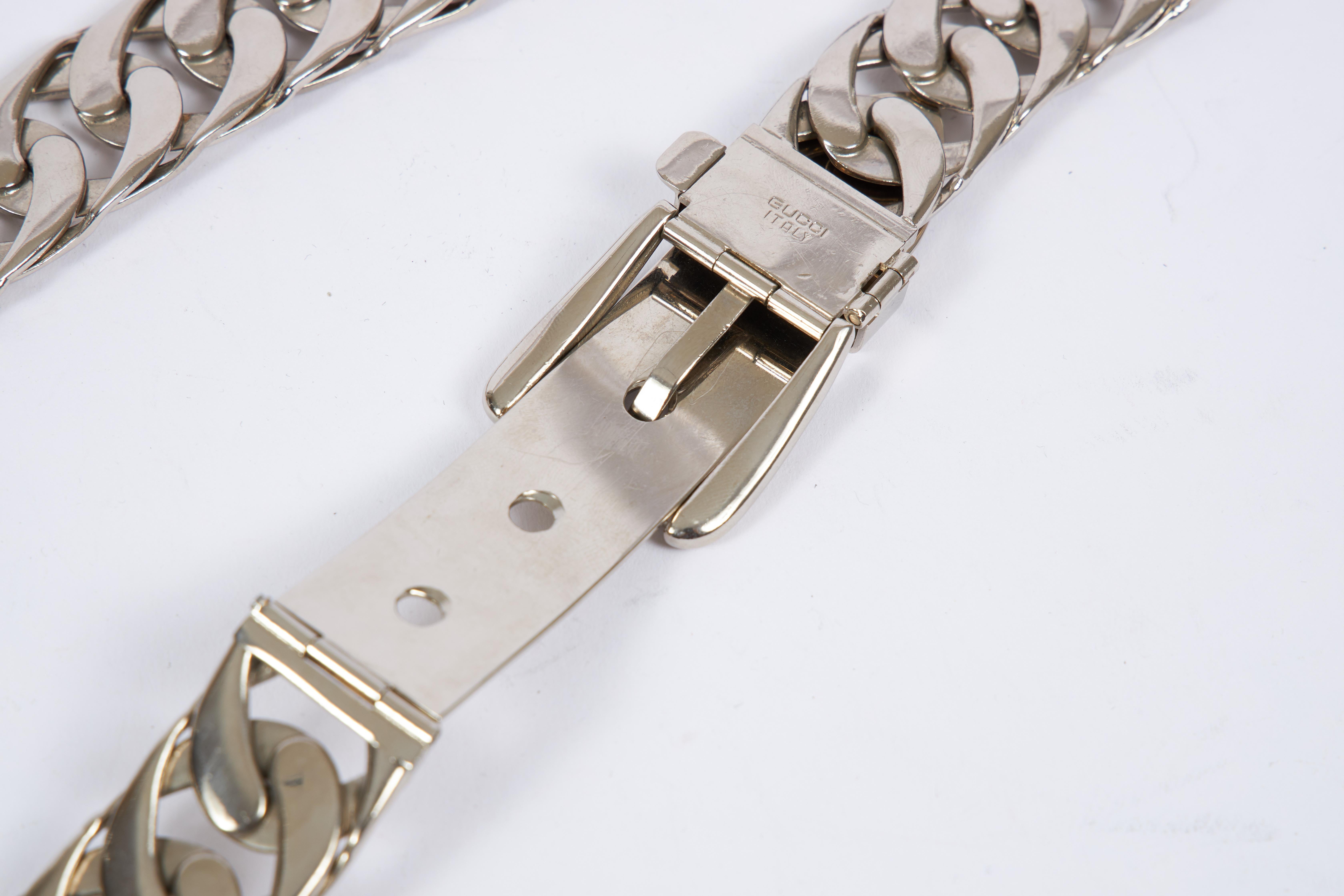 Breiter Metallgürtel von Gucci mit drei verstellbaren Löchern. Wird mit Samtbeutel geliefert.