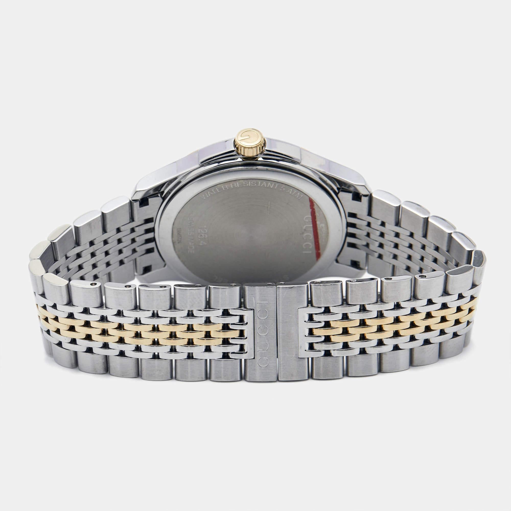 La silhouette intemporelle de cette montre-bracelet Gucci, réalisée dans des matériaux de haute qualité et empreinte de précision et de luxe, est le choix idéal pour une finition sophistiquée de tout look. Il s'agit d'une création grandiose destinée