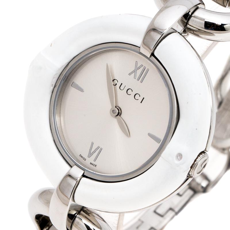 Exhibit this well-crafted timepiece from Gucci on your wrist and be ready to receive compliments. Swiss made, it has been crafted from stainless steel. The watch follows a quartz movement and has a fixed white bamboo bezel with a silver dial that